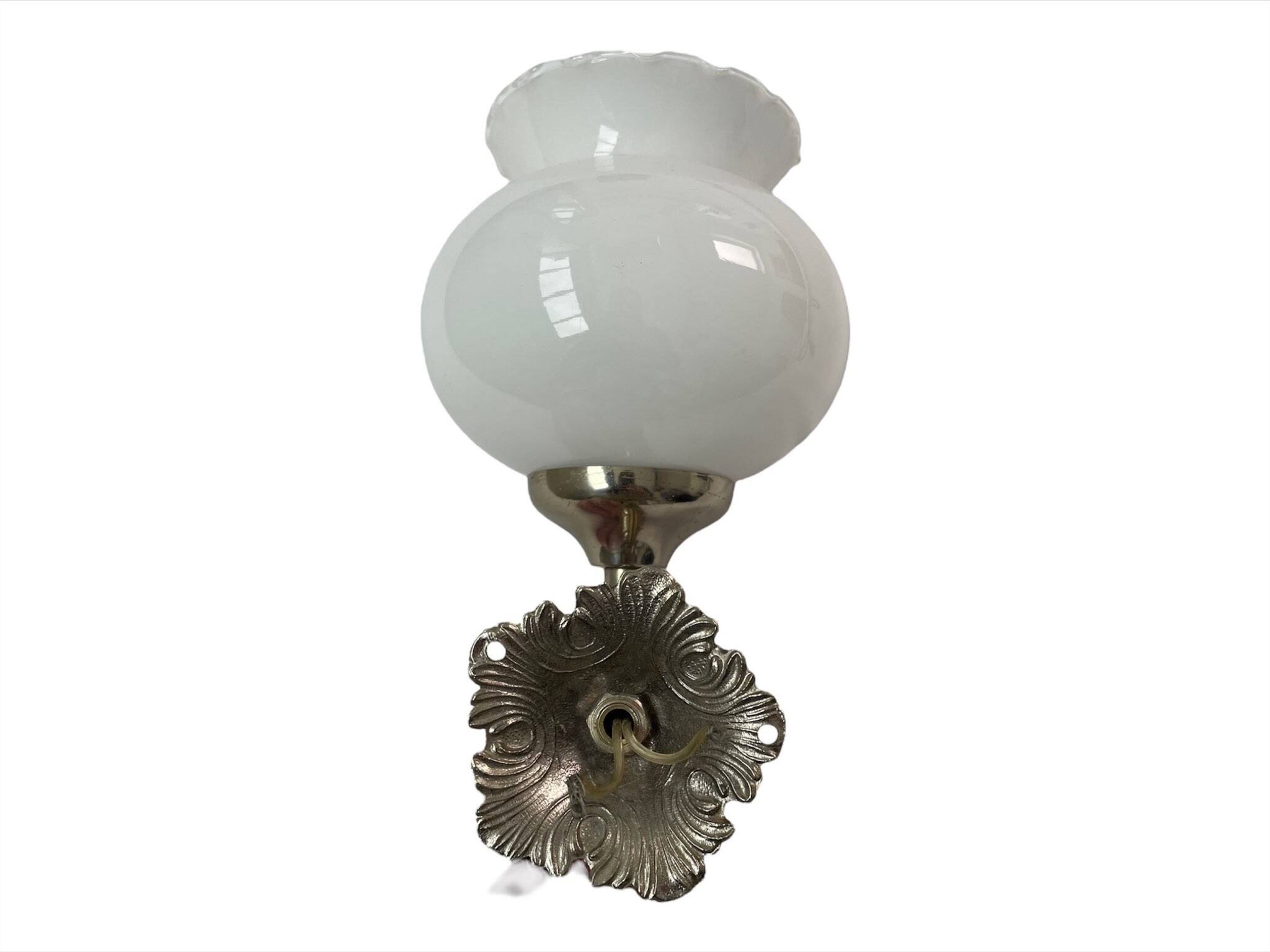 Applique formant un poisson, métal argenté, globe en verre opaque, opaline blanche, décoration