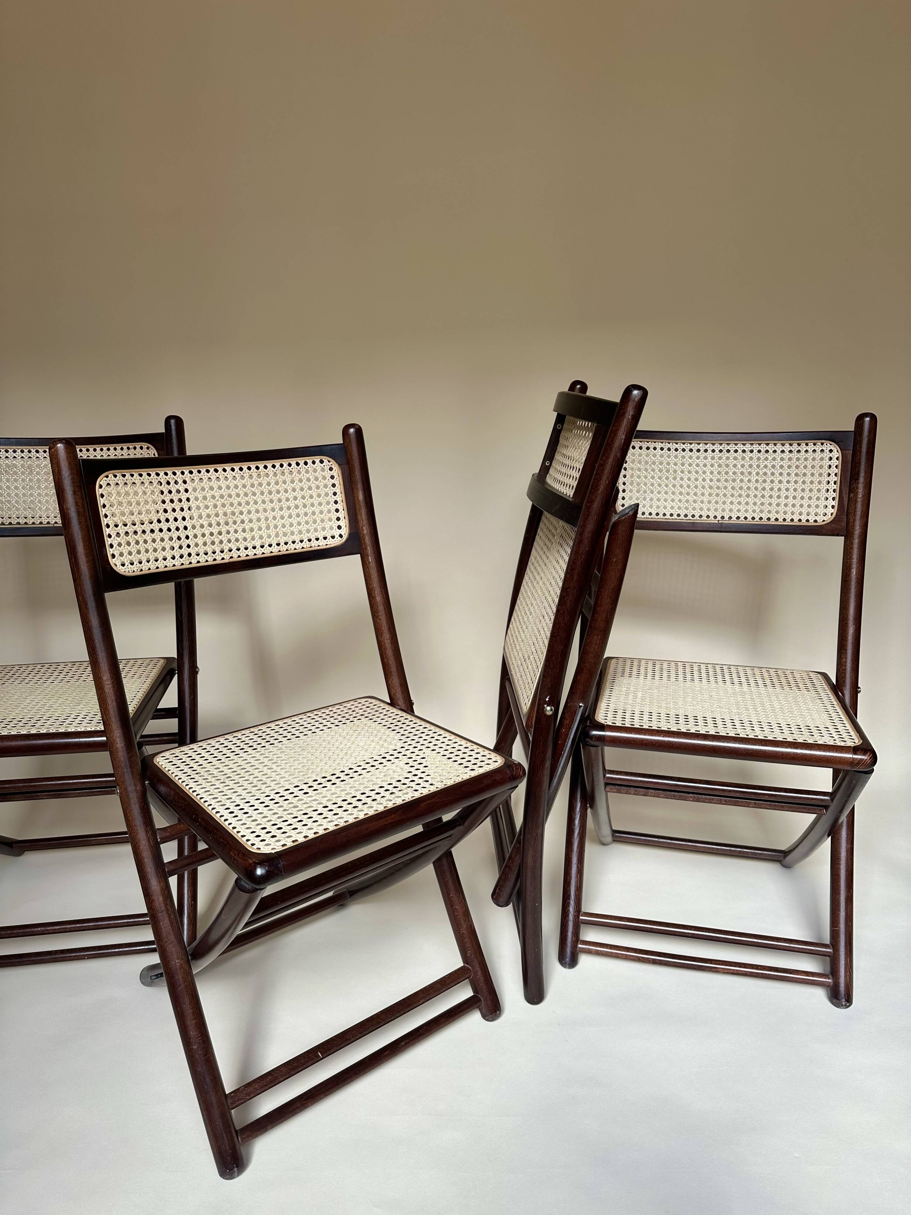 Set de quatre chaises pliantes en bois et cannage
