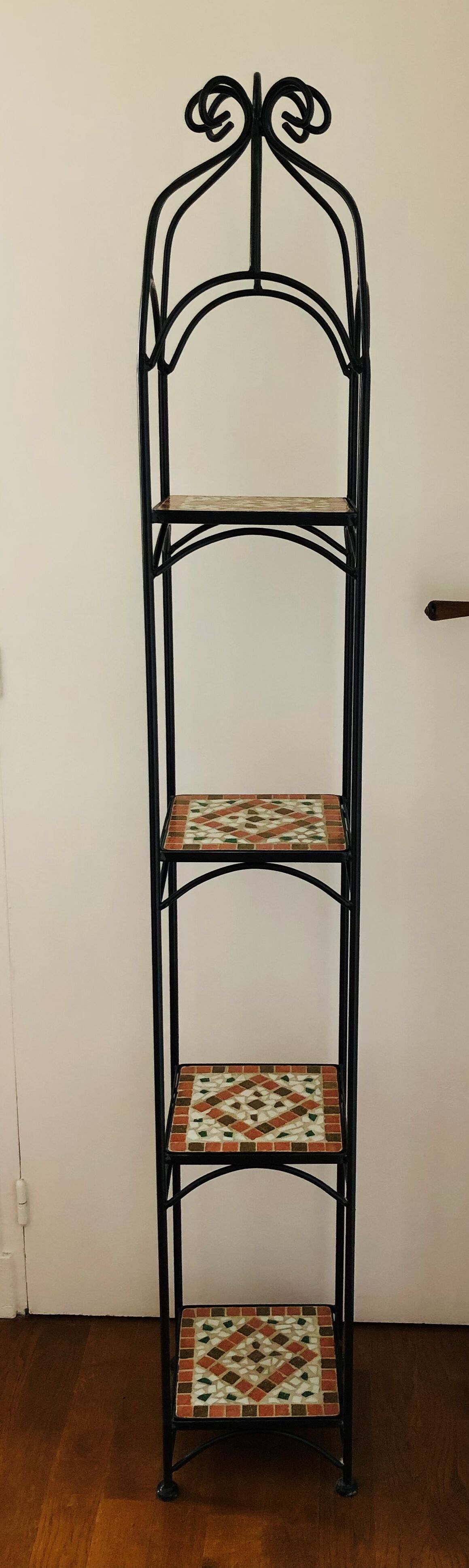 Etagère en fer forgé et mosaïque