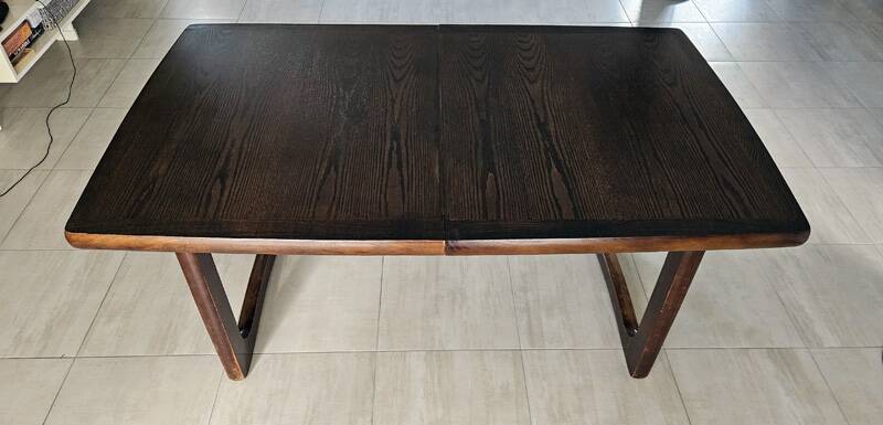 Vintage extendable dining table – sled base – modernist design