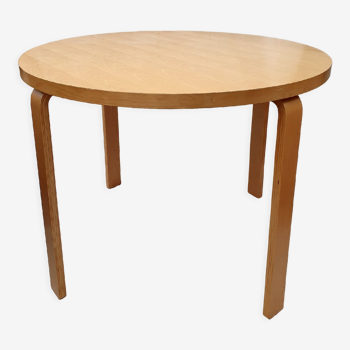 Round dining table with Scandinavian design