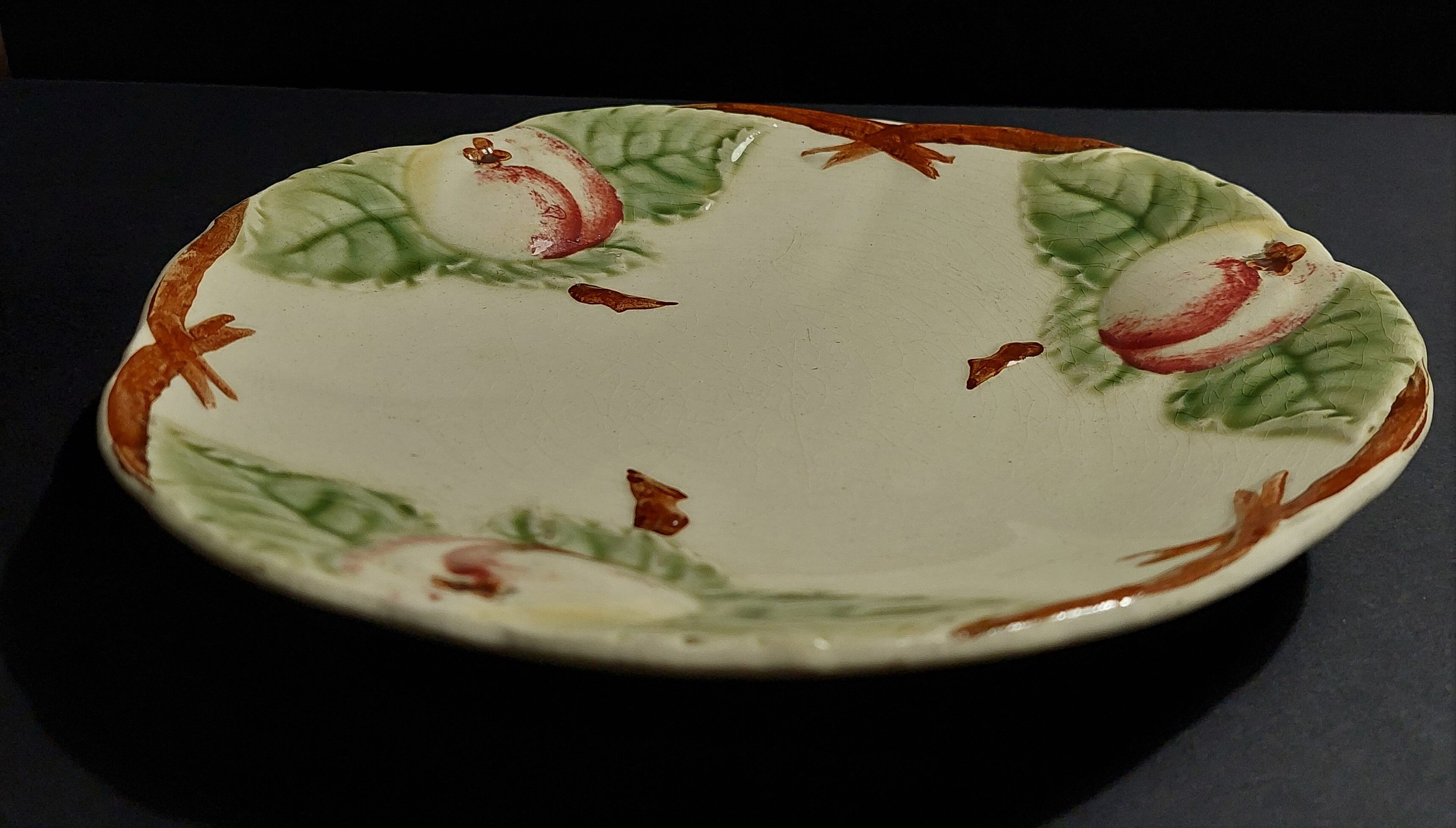Plate in slip Choisy le Roi apples early twentieth century