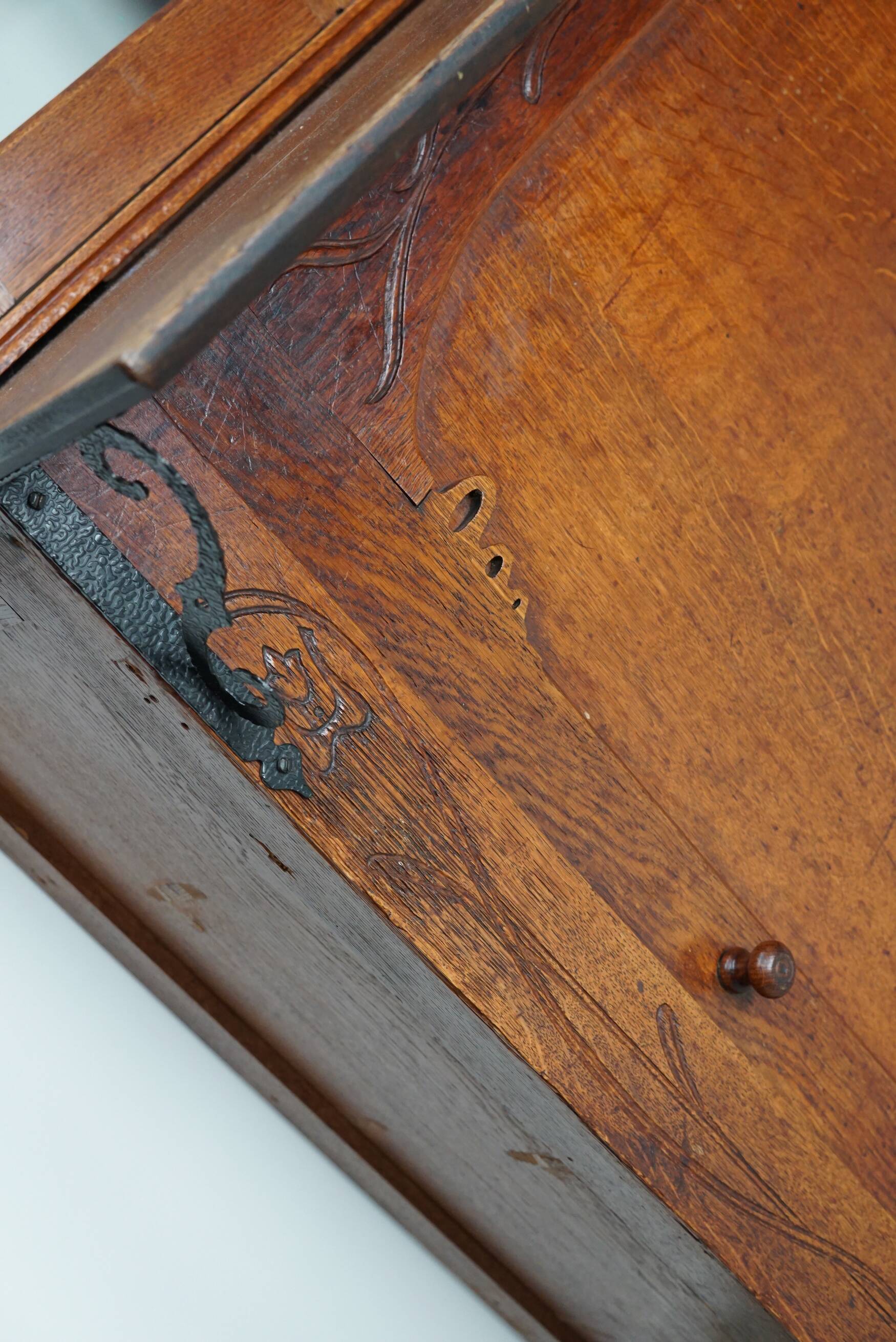 Paire d'armoires / vitrines d'apothicaire en chêne hollandais antiques Art Nouveau vers 1904