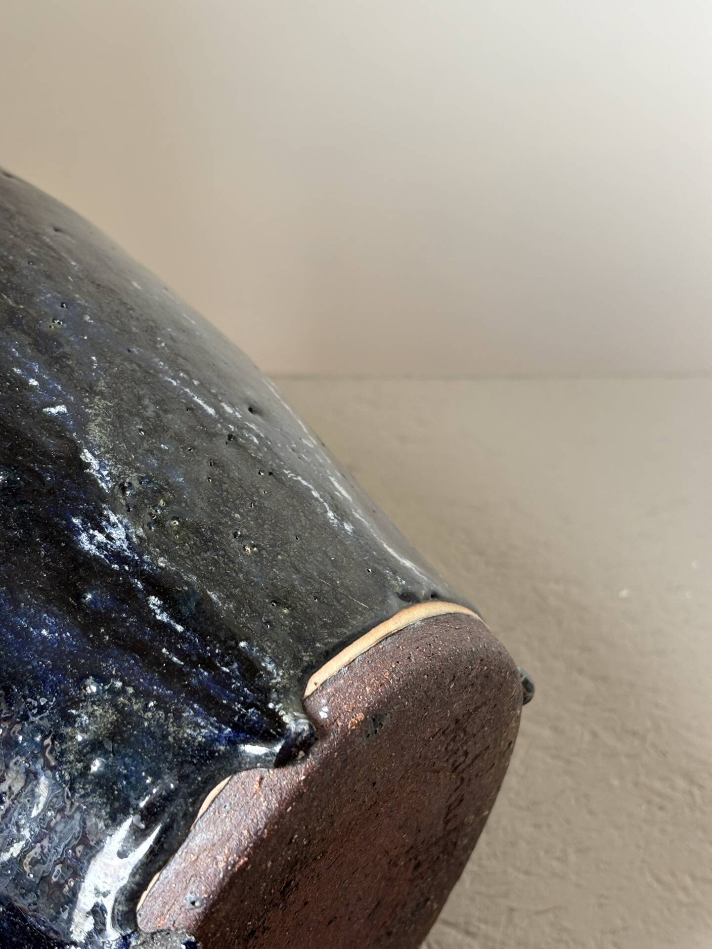 Vase en grès signé Delahaye 