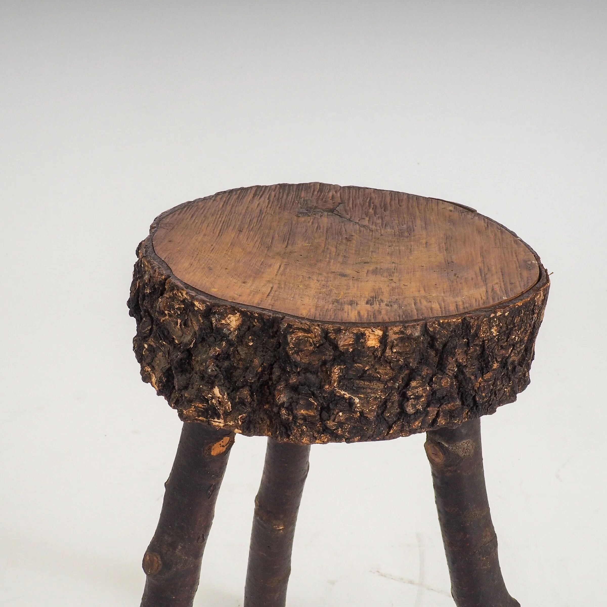 Tabouret en bois rustique fait à la main