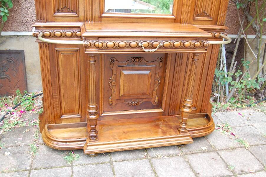 Napoleon III wardrobe in walnut from the late 19th century.