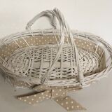Presentation basket in white wicker
