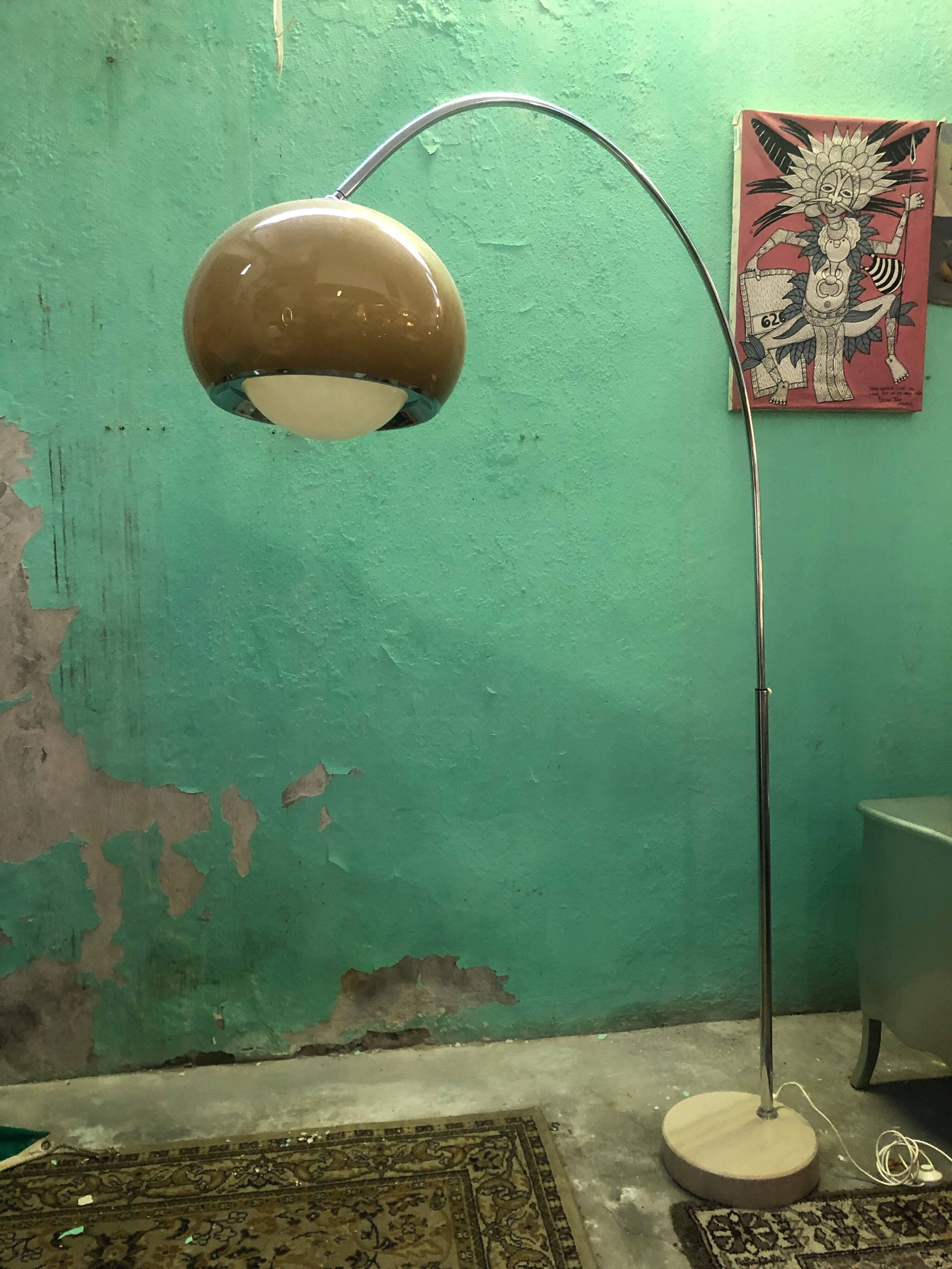 Lampadaire arc 1970 design Guzzini