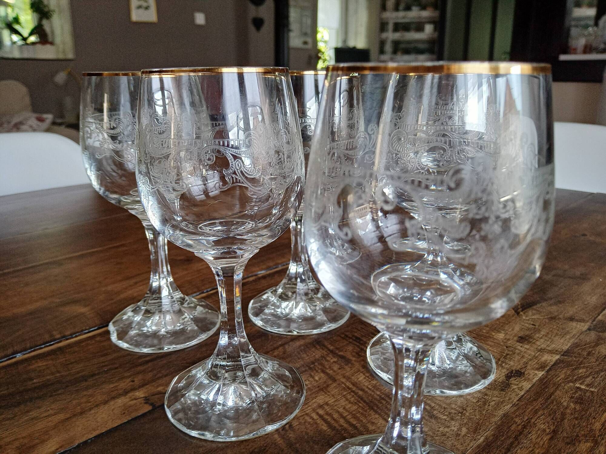 Set of 6 ancient white wine glasses in engraved crystal and gold border