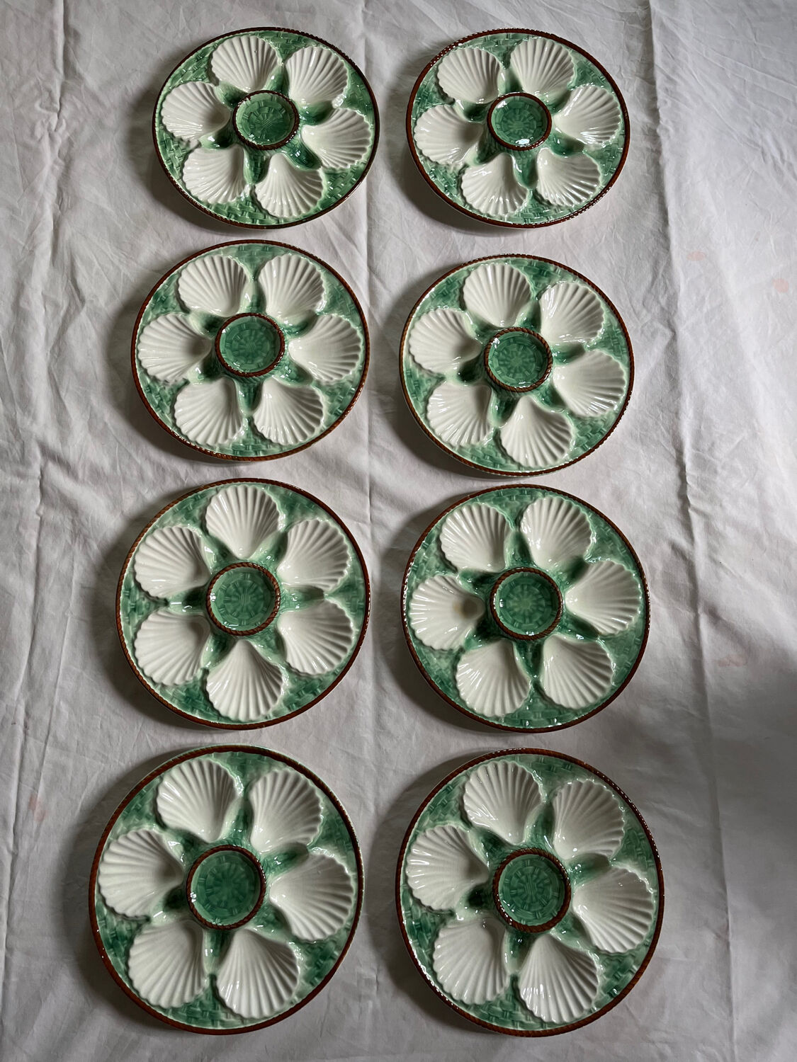 Lot d’assiettes à huîtres en barbotine