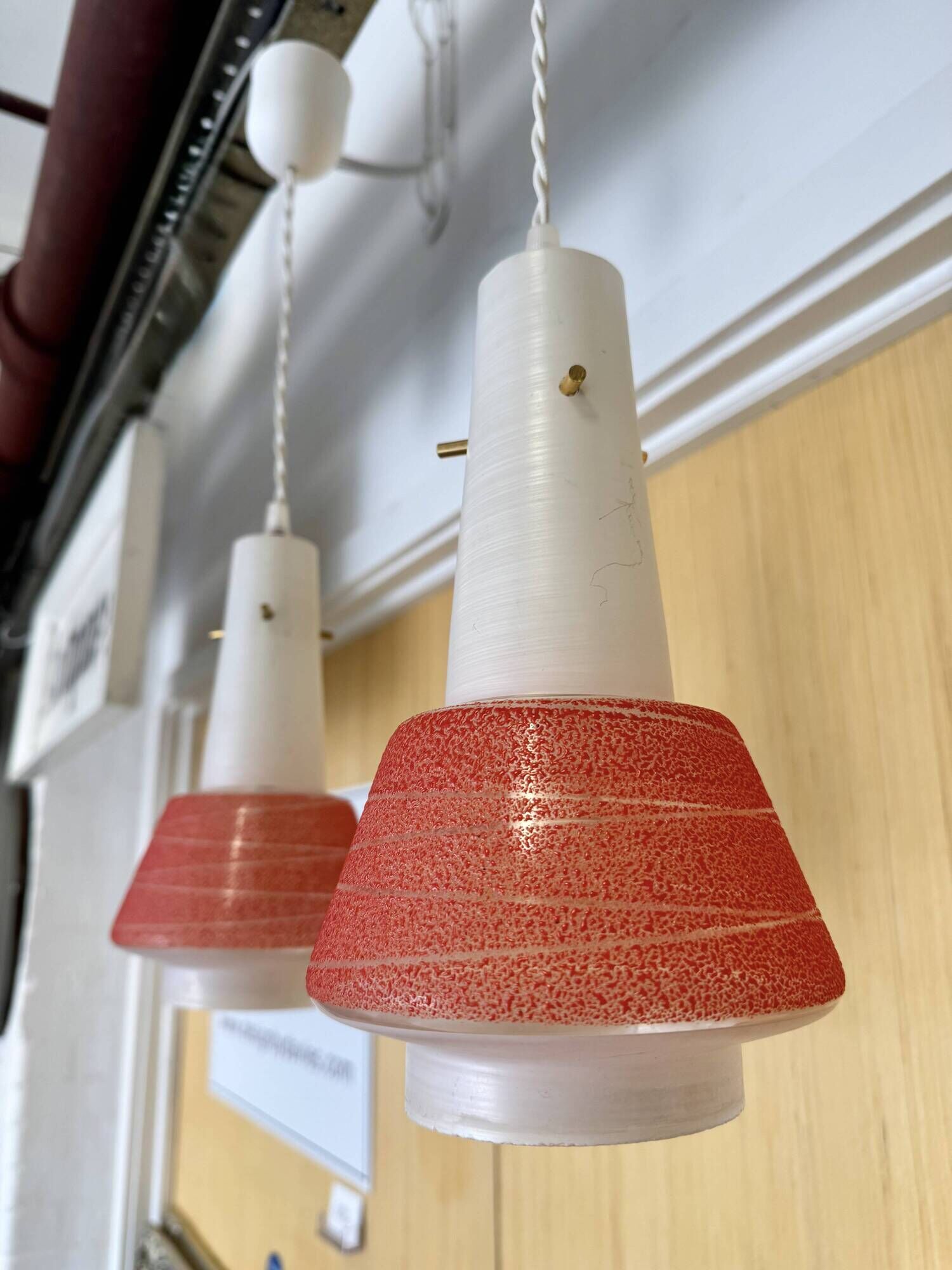 Paire de suspensions en verre opalin vintage style italien