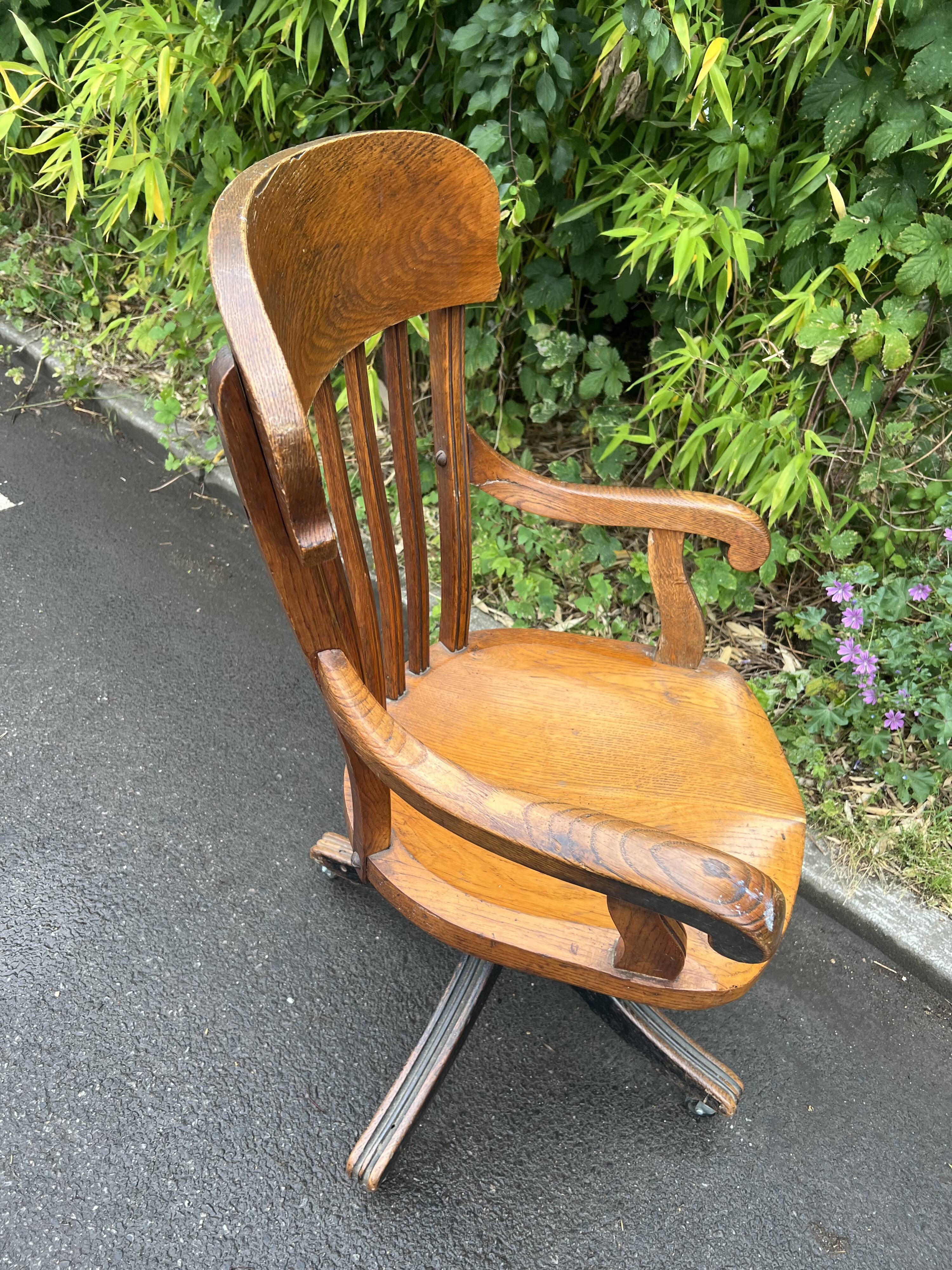 Fauteuil de bureau vintage pivotant – chêne et piètement tripode