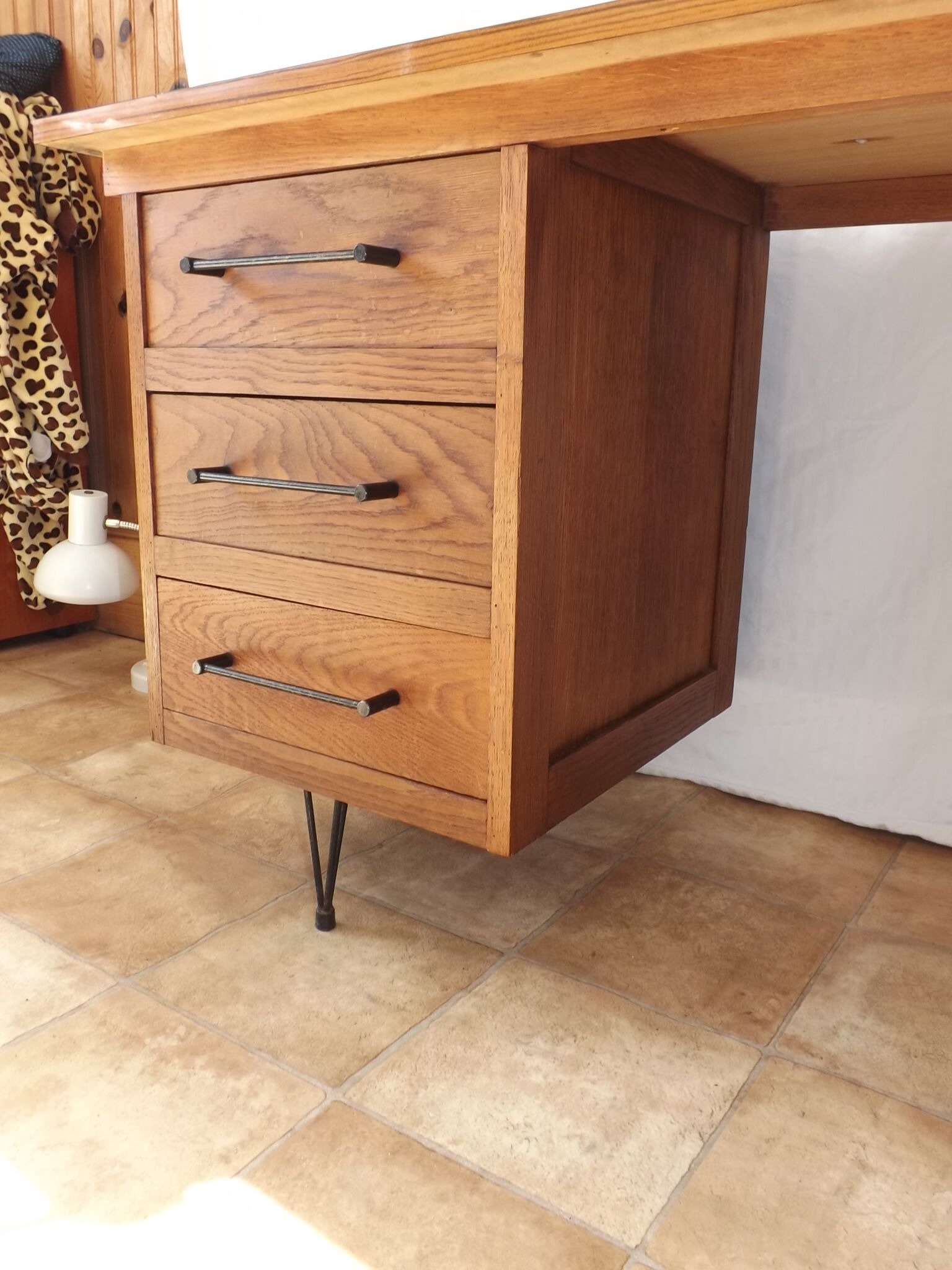 Bureau vintage en chêne sur pieds épingle 1950