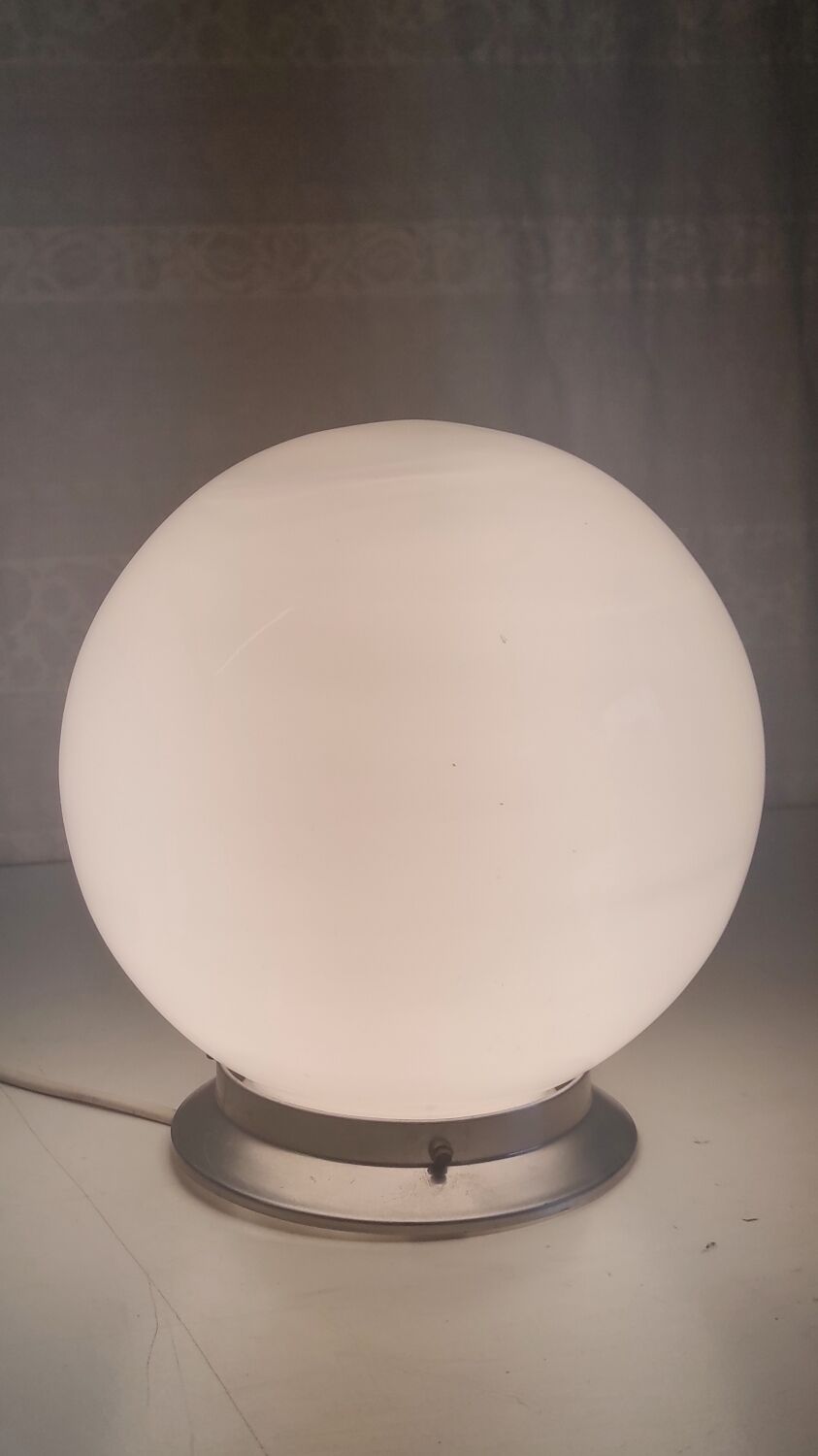 Plafonnier globe opaline - années 50/60