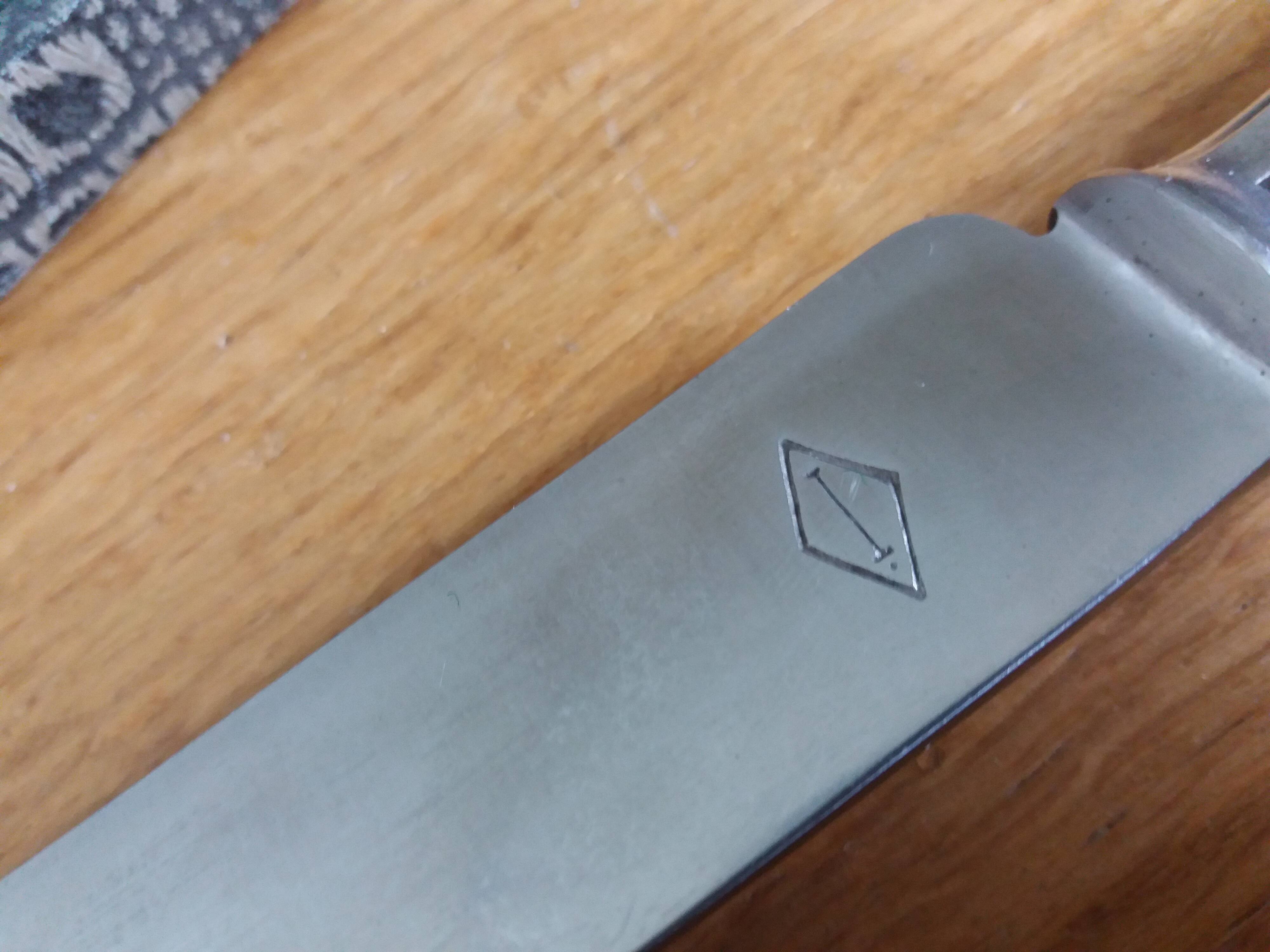 Curved blade serving knife