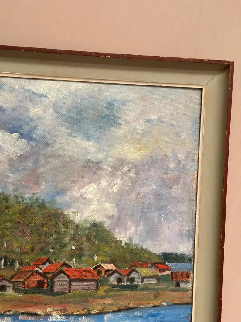 Original Swedish Oil on Panel – “Red Cottages near the Lake” by Unknown Artist 1948 – Vintage & Framed – 63 × 57 cm (24.8" × 22.4")
