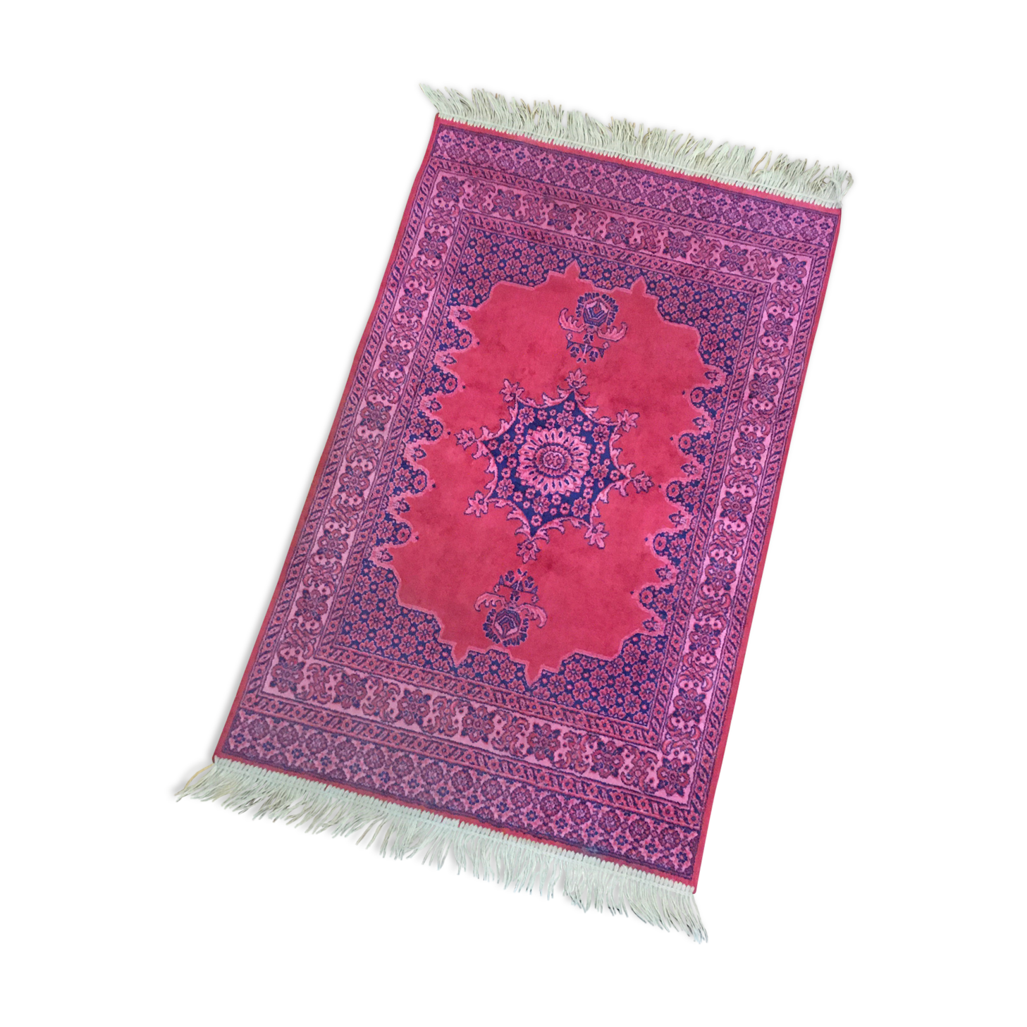 Oriental-inspired velvet rug 108 cm X 67, 5 cm.