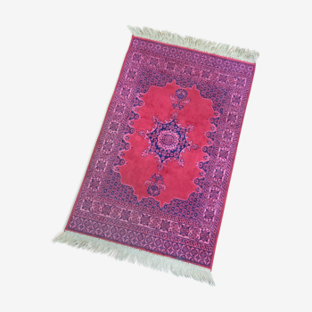 Oriental-inspired velvet rug 108 cm X 67, 5 cm.