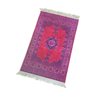 Oriental-inspired velvet rug 108 cm X 67, 5 cm.