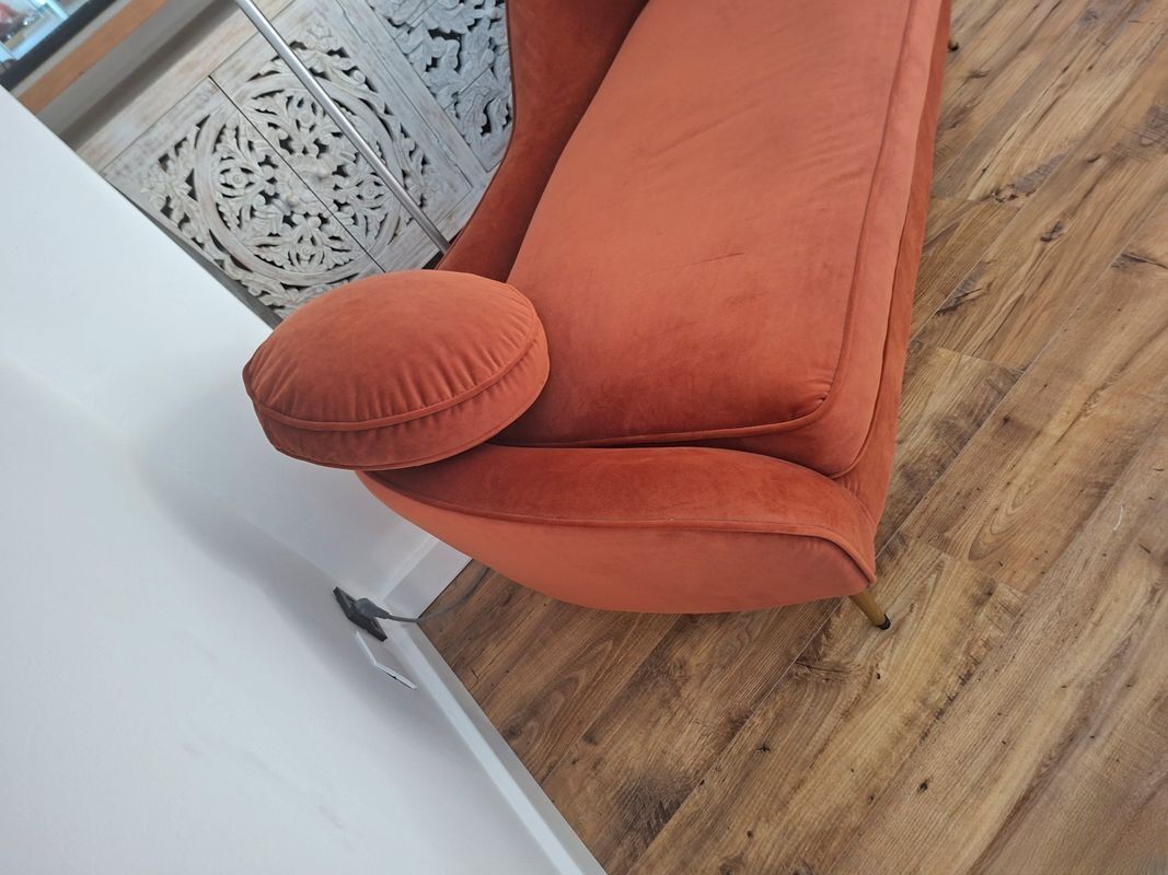 Magnificent chaise longue for a lounge or waiting room.