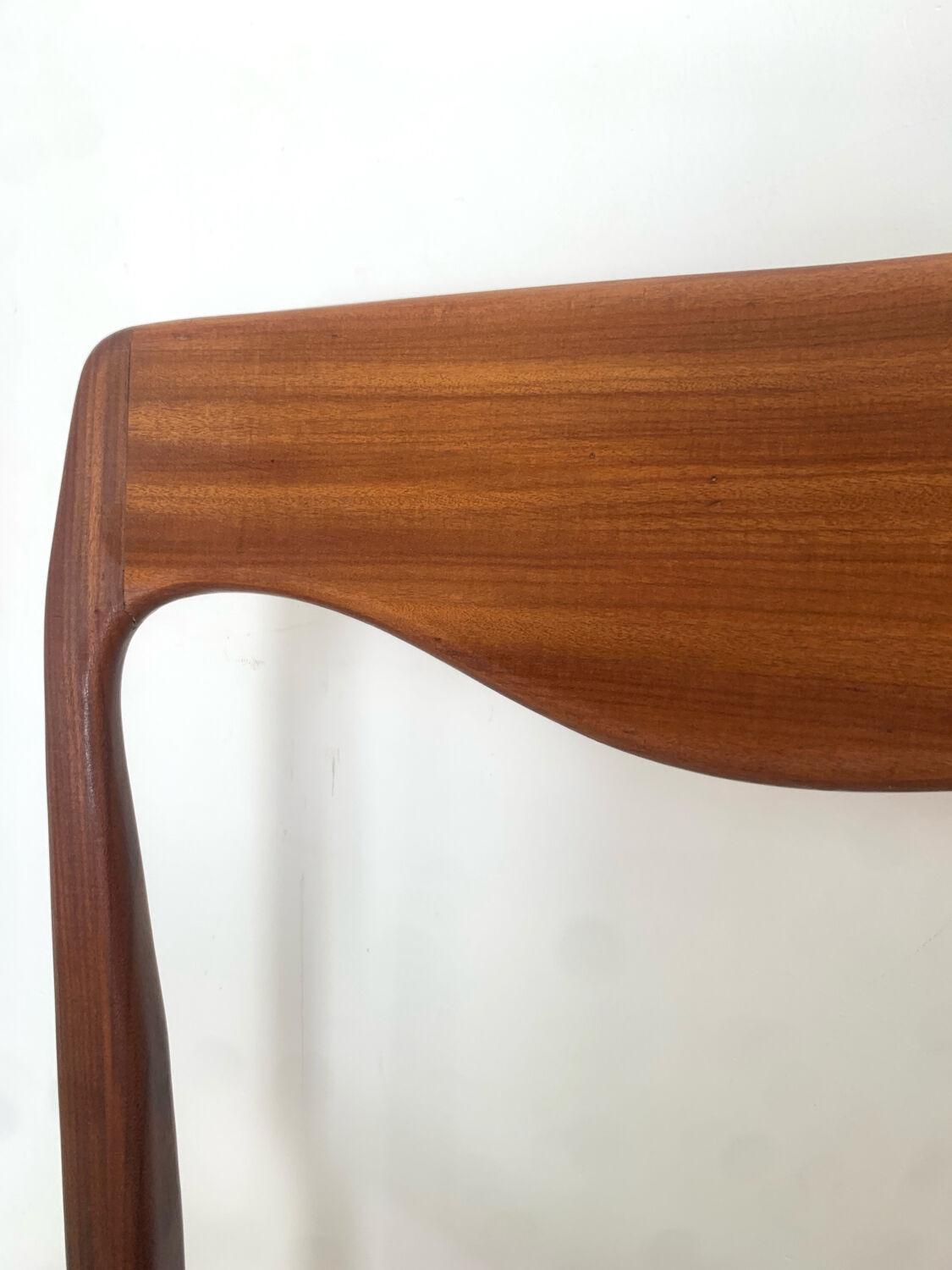 Set of 4 Scandinavian chairs in teak and fabric.