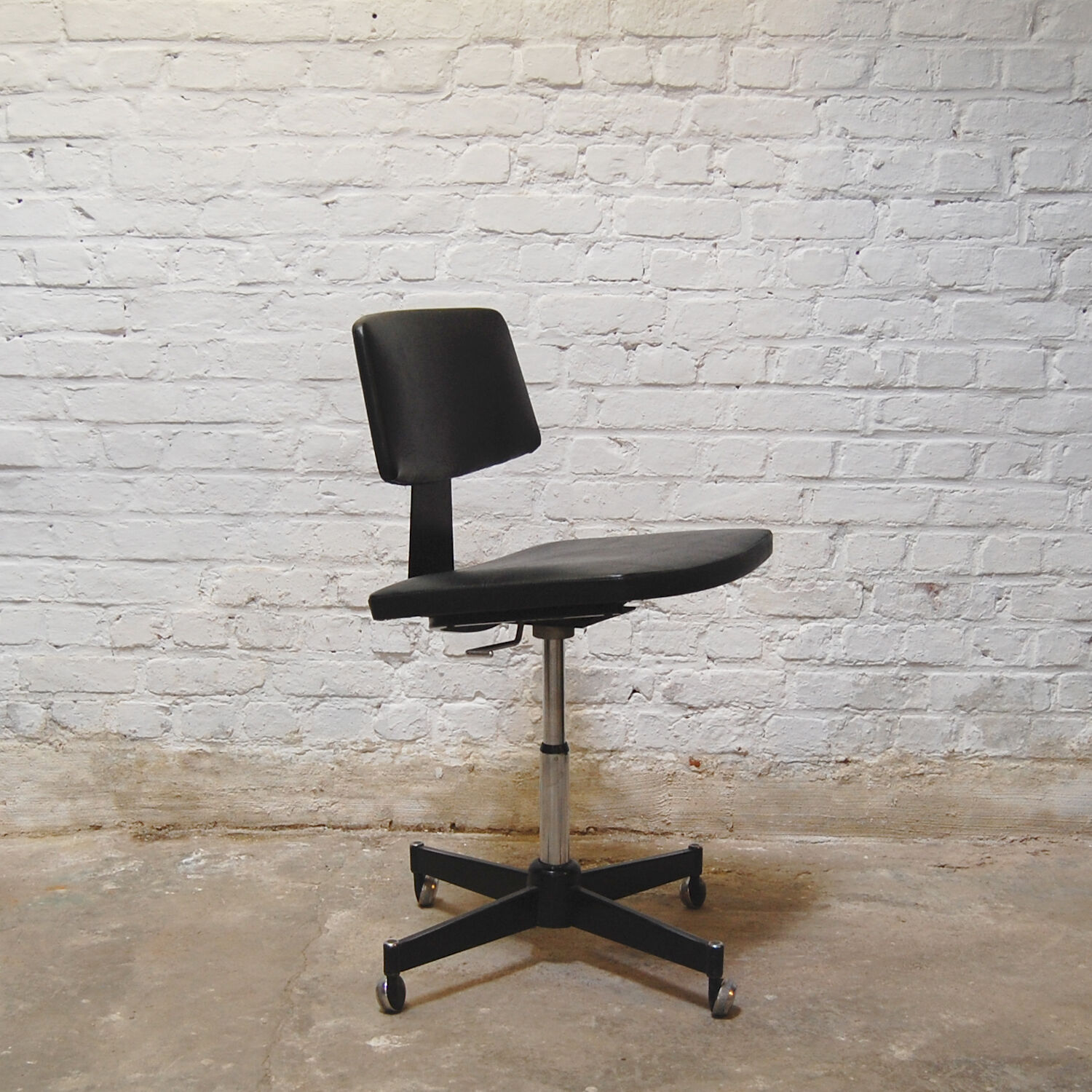 Fauteuil de bureau modèle "Dactylo"  Style Guariche Meurop