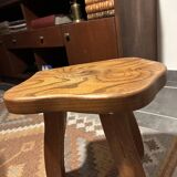 Tabouret brutaliste en bois massif