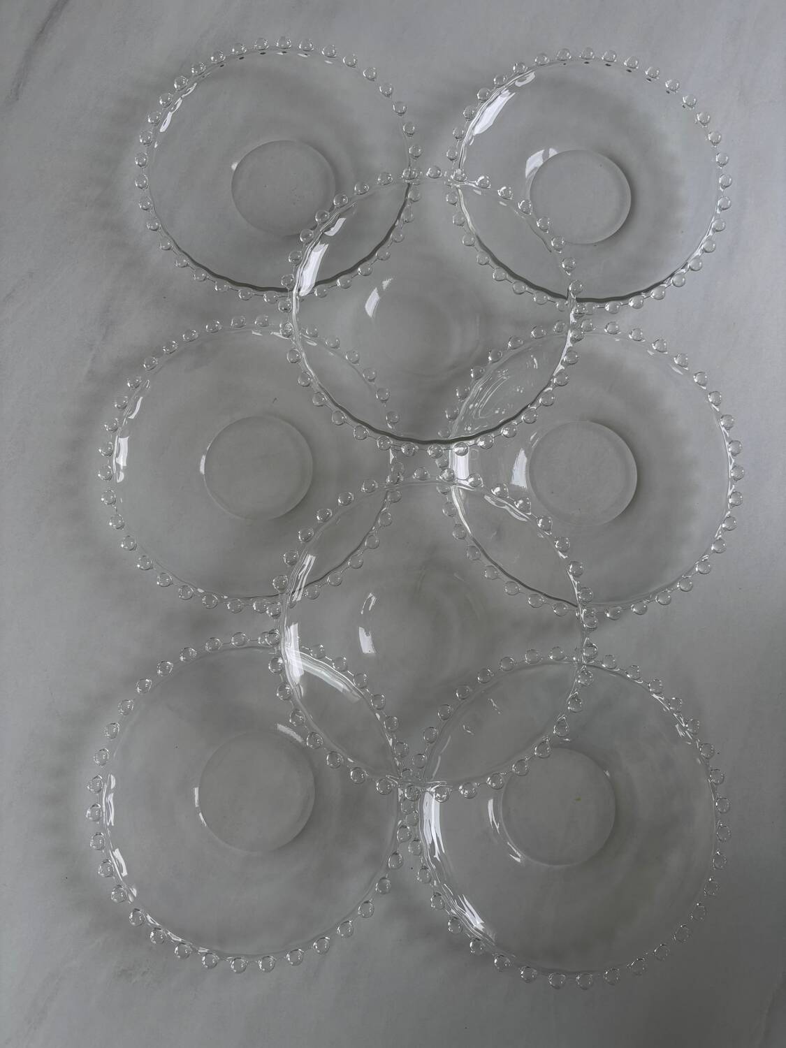 Lot de 8 assiettes dessert en verre transparent – bord perlé – style
