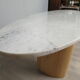 Table ovale en marbre de Carrare et bois