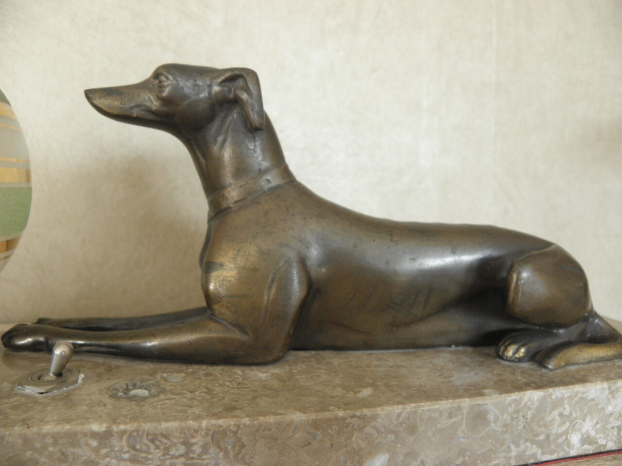 Art deco table lamp in marble and bronze dog figurine