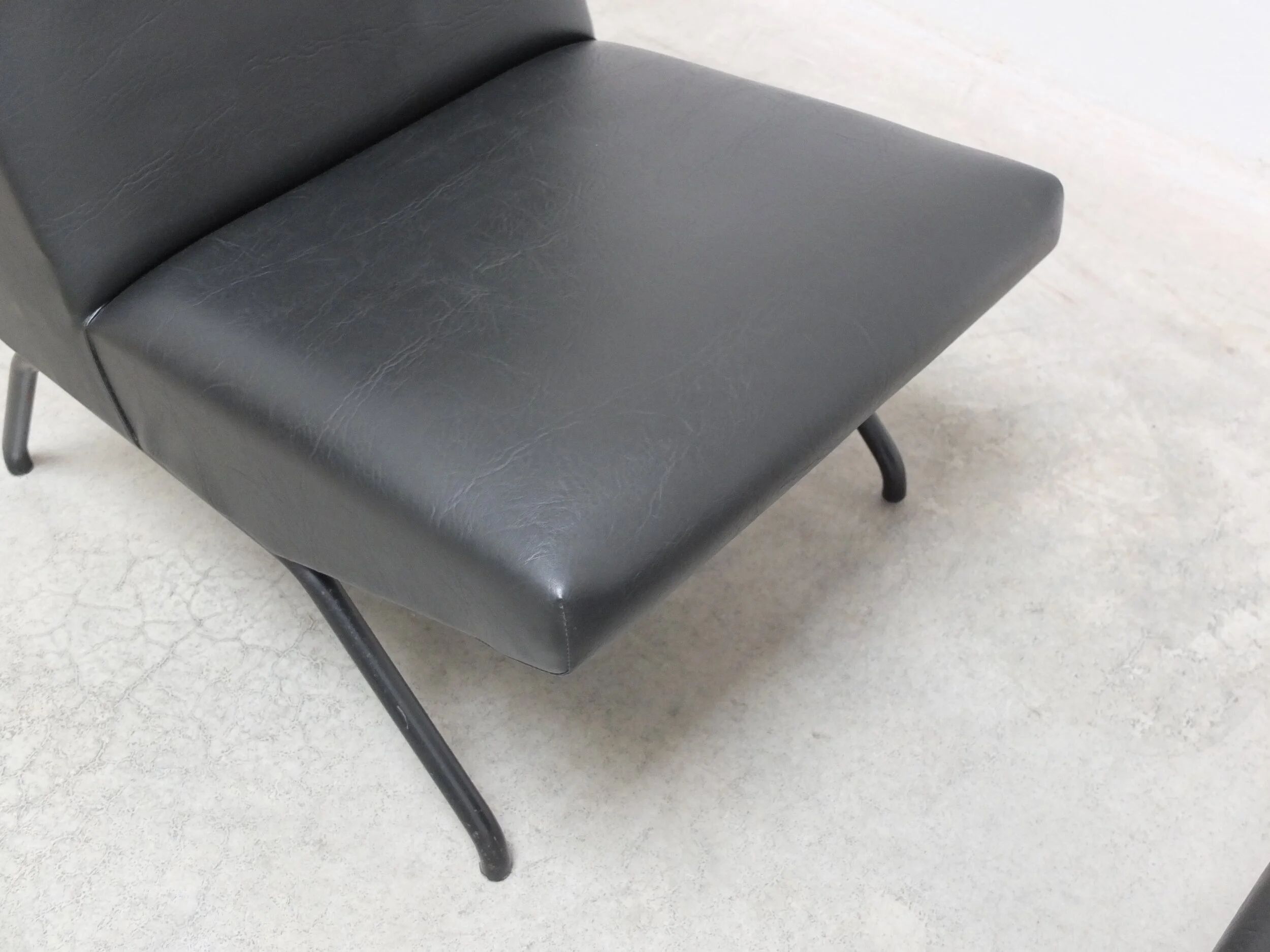 Pair of 'Visiteur' easy chairs by Pierre Guariche for Meurop, 1961