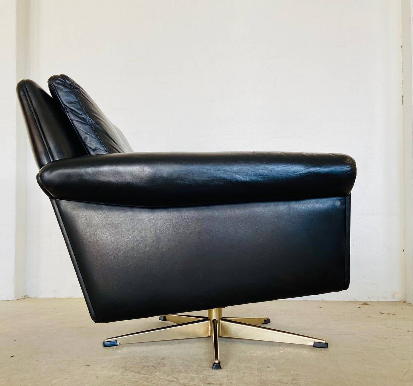 Vintage Danish mid-century leather lounge chair in black leather by G. Thams 1975