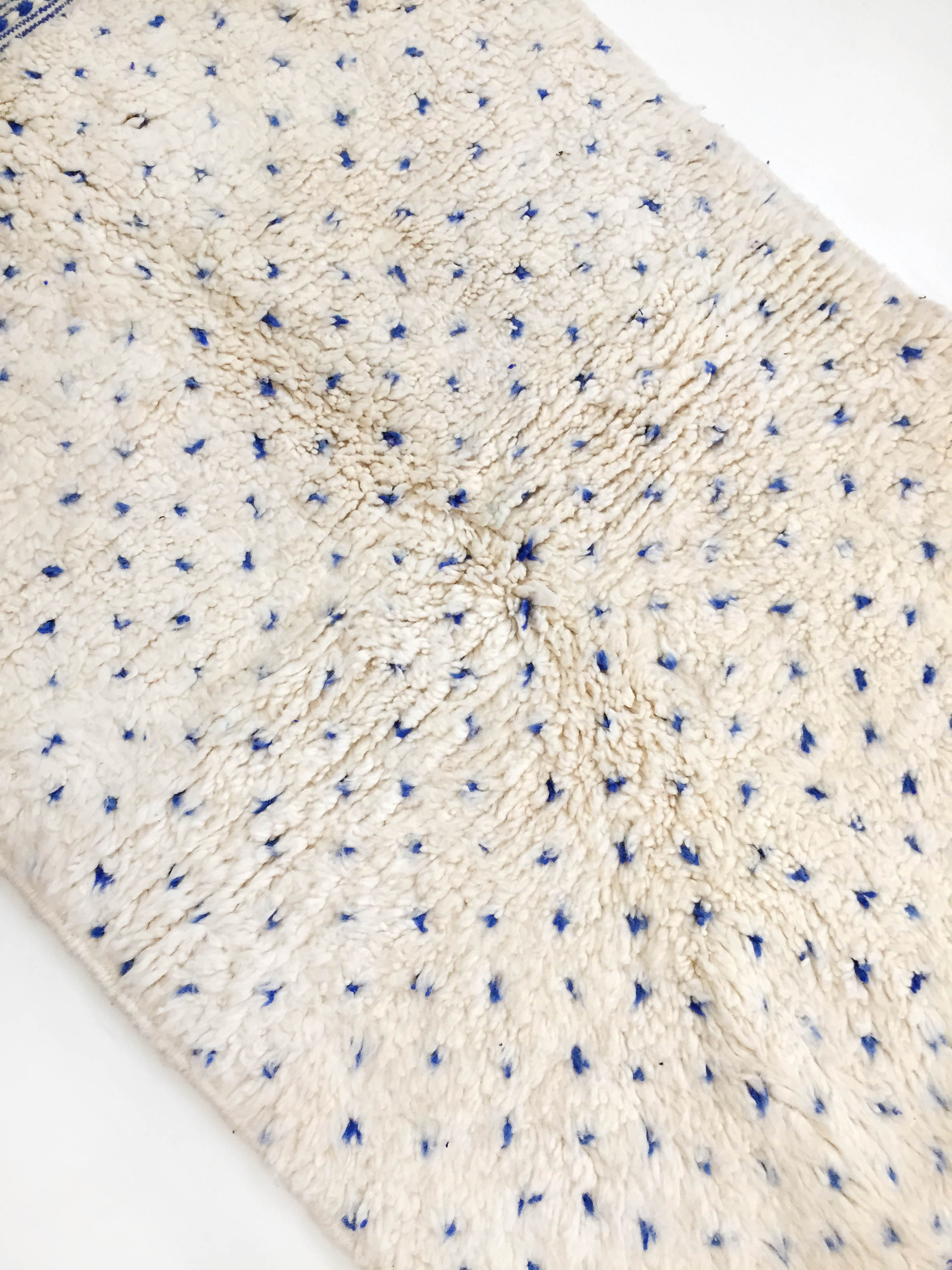 Moroccan Berber carpet blessed ouarain ecru with blue polka dots 152x100cm