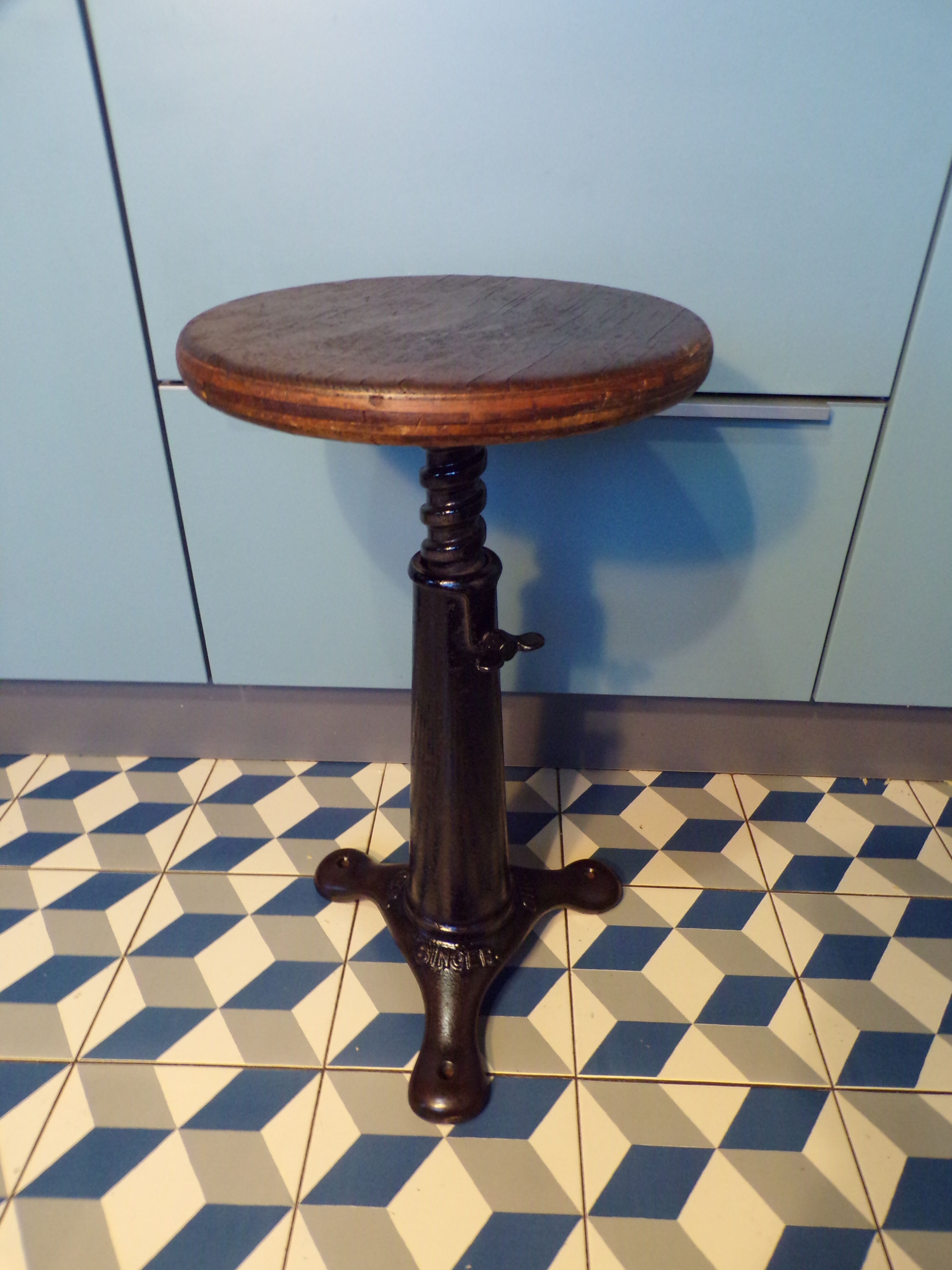 Tabouret Singer en Fonte et Bois, 1920s en vente sur