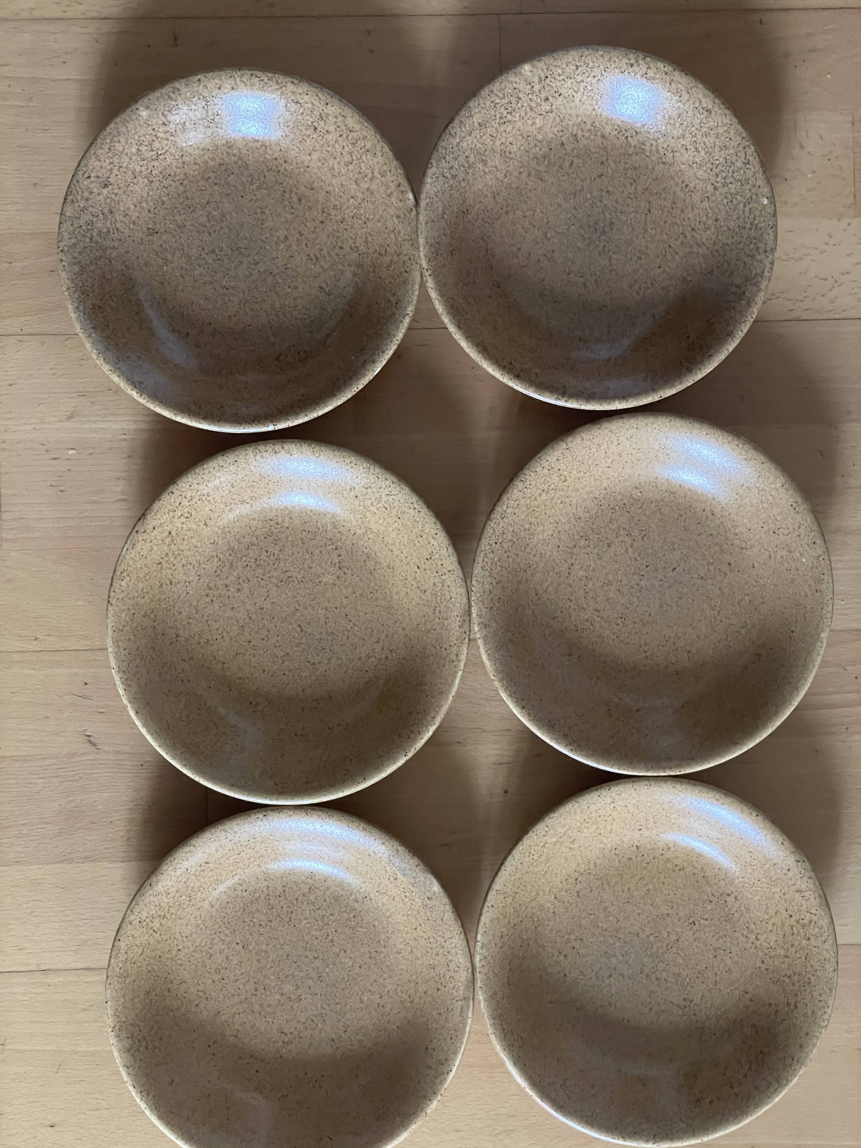 6 hollow sandstone plates signed longchamps