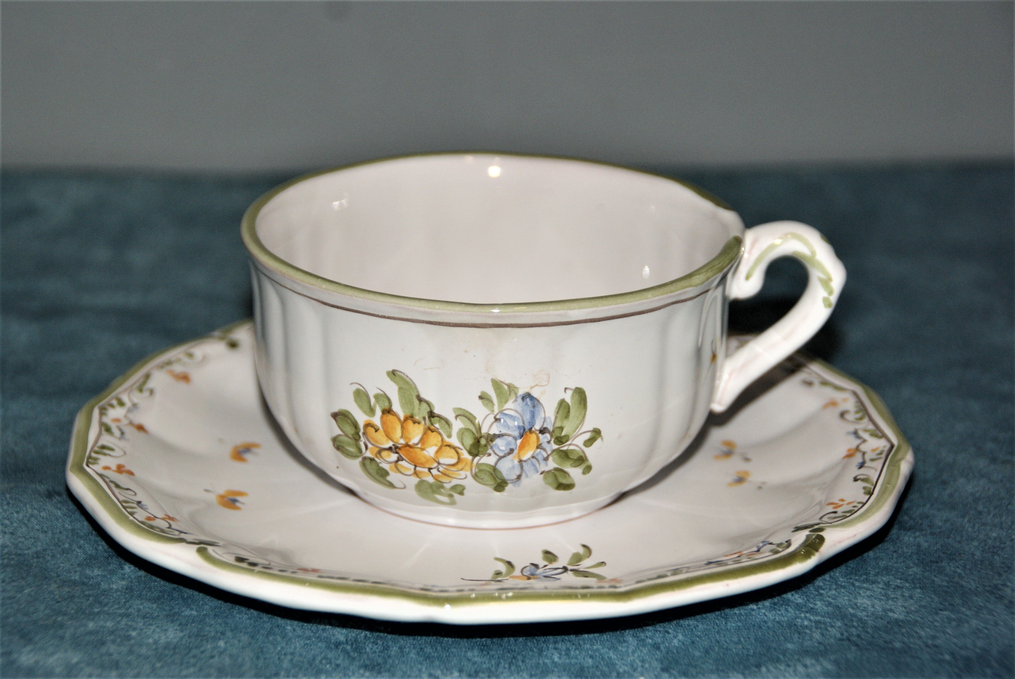 Deux tasse moustier à décor de fleurs signé