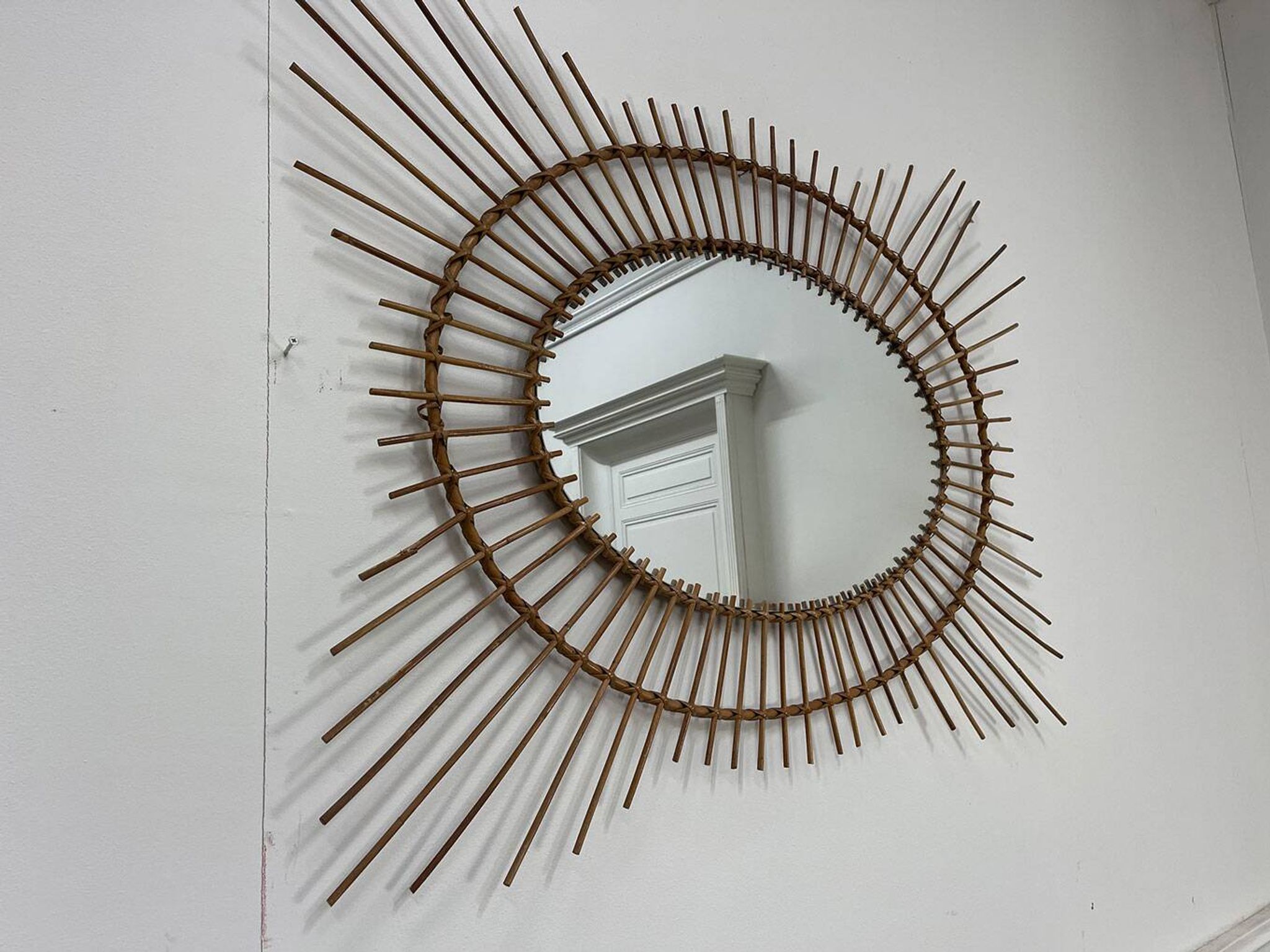 Grand miroir soleil en rotin 1960
