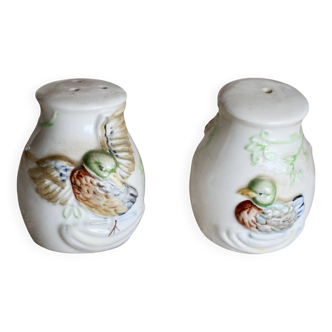 Salière et poivrier vintage en faience et barbotine motif canard