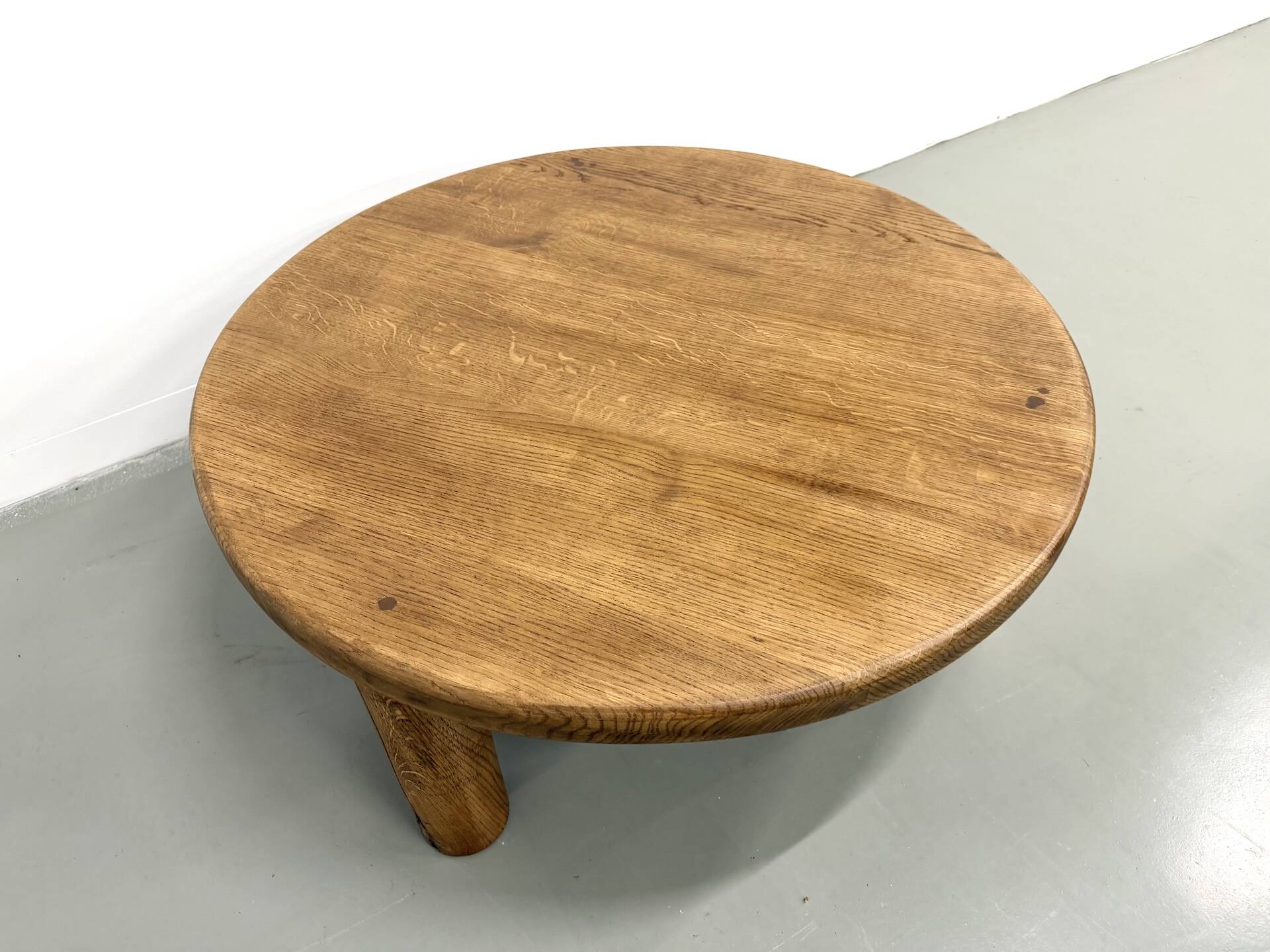 Modernist tripod coffee table in solid oak, DLG Perriand, Chapo, years.