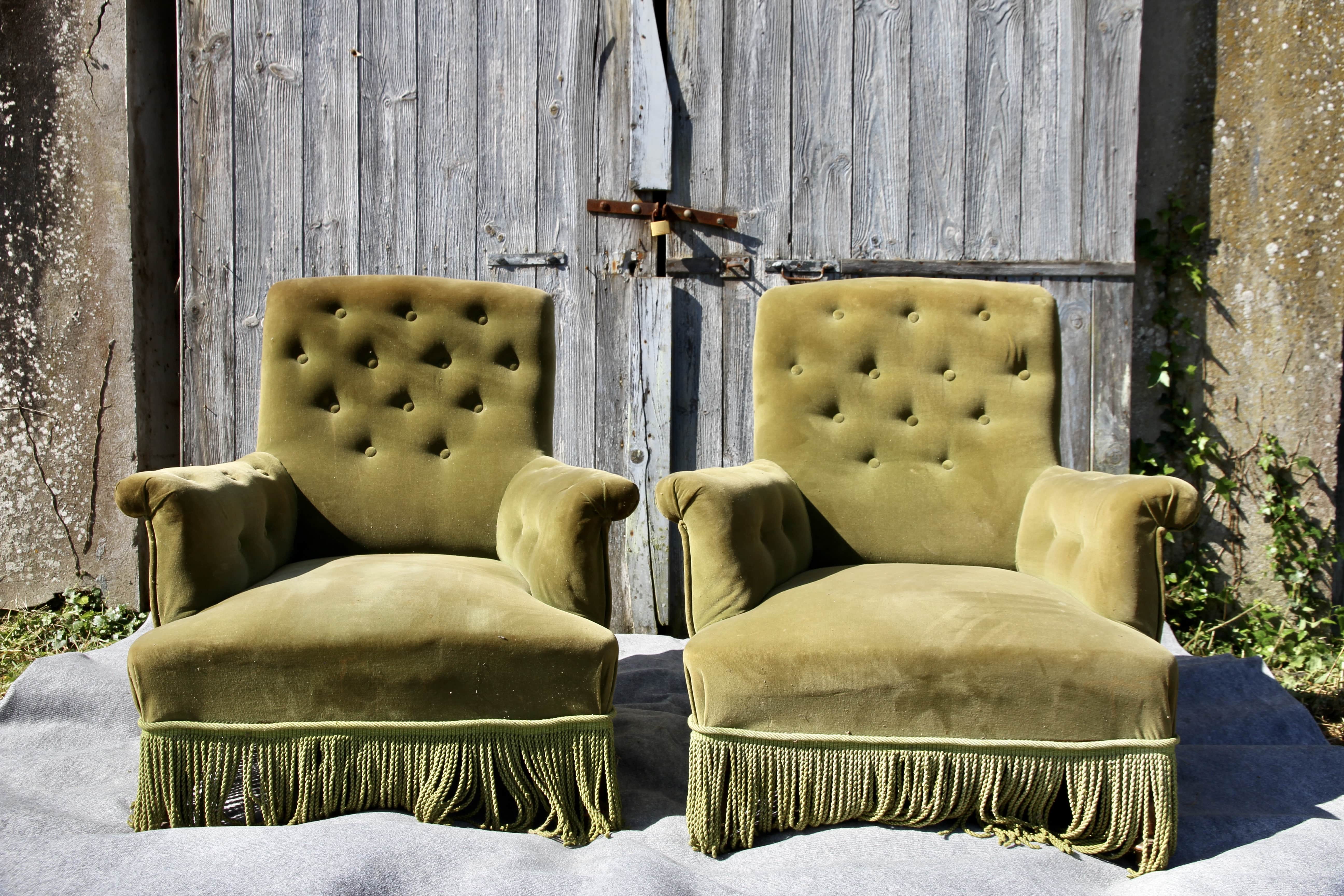Paire de fauteuils en velours