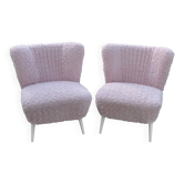 Paire de chaises cocktail années 1950 en bois, fausse fourrure rose, pieds blancs