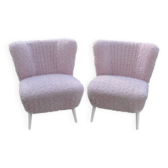 Pair of 1950s cocktail chairs in wood, pink faux fur, white legs.