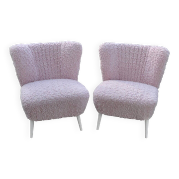 Paire de chaises cocktail années 1950 en bois, fausse fourrure rose, pieds blancs