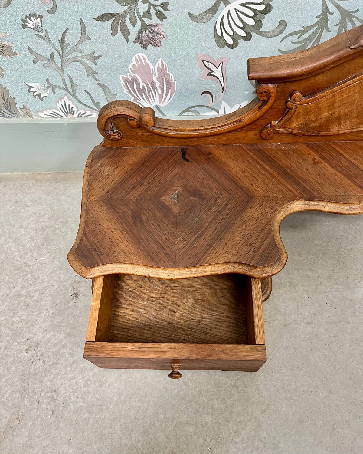 Shabby chic wall shelf