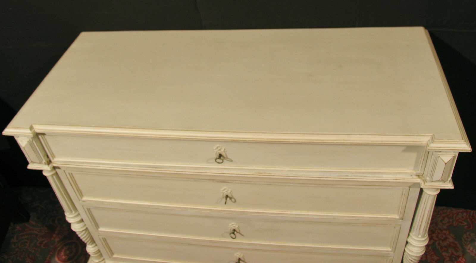 Former style Louis XVI in shabby white patinated wood 5 drawers
