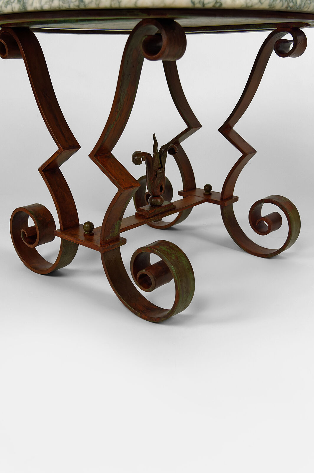 Art Deco round pedestal table in marble and wrought iron, circa 1940