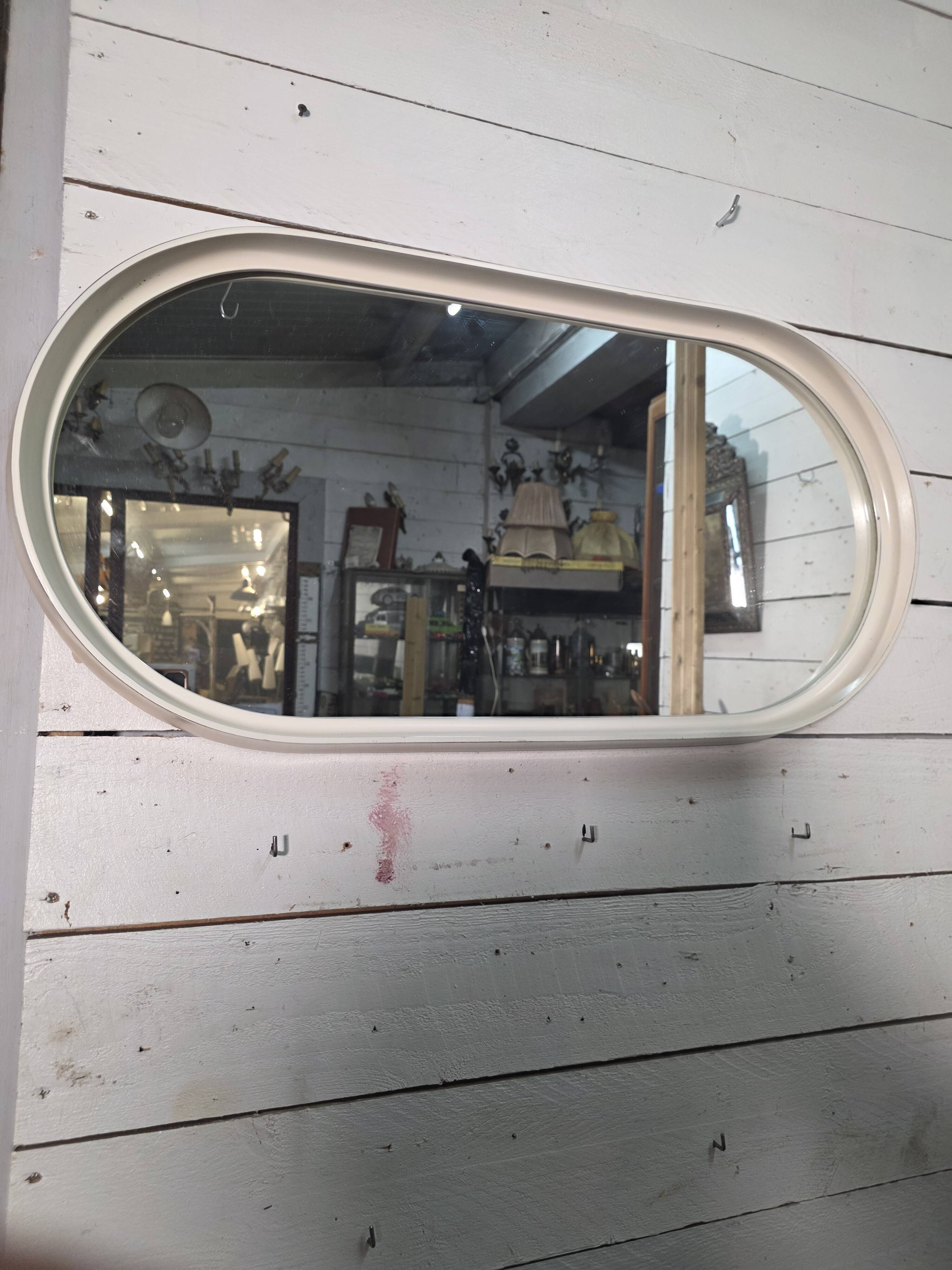 Oval mirror in white lacquer from the 1970s.