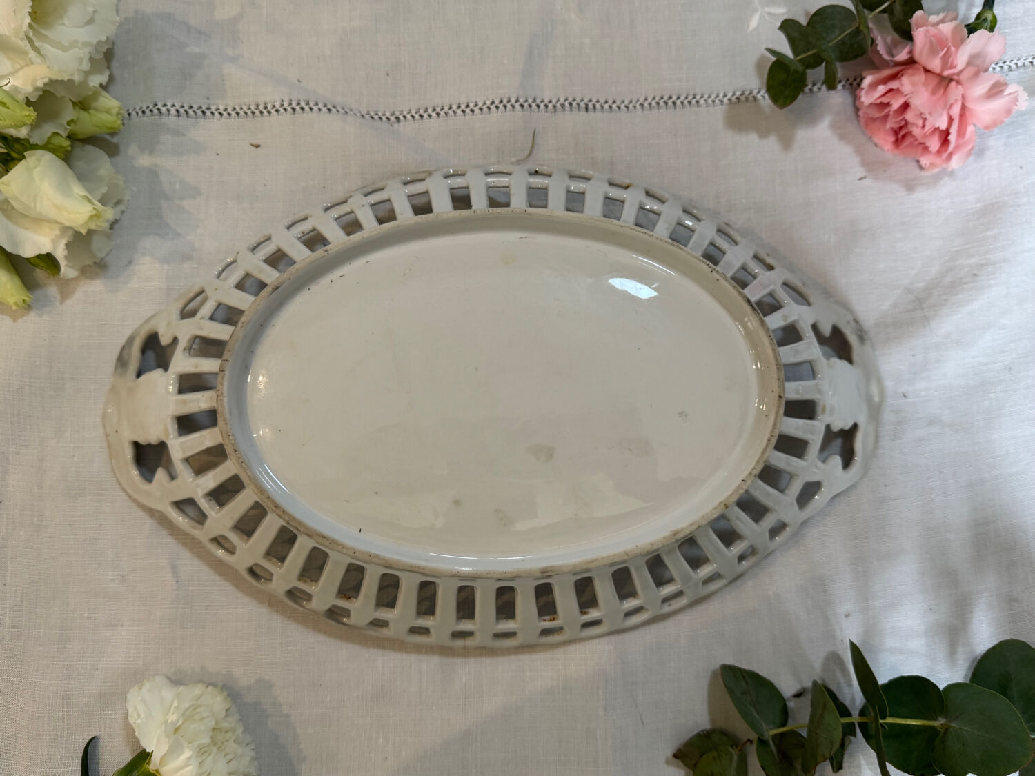 Openwork porcelain basket