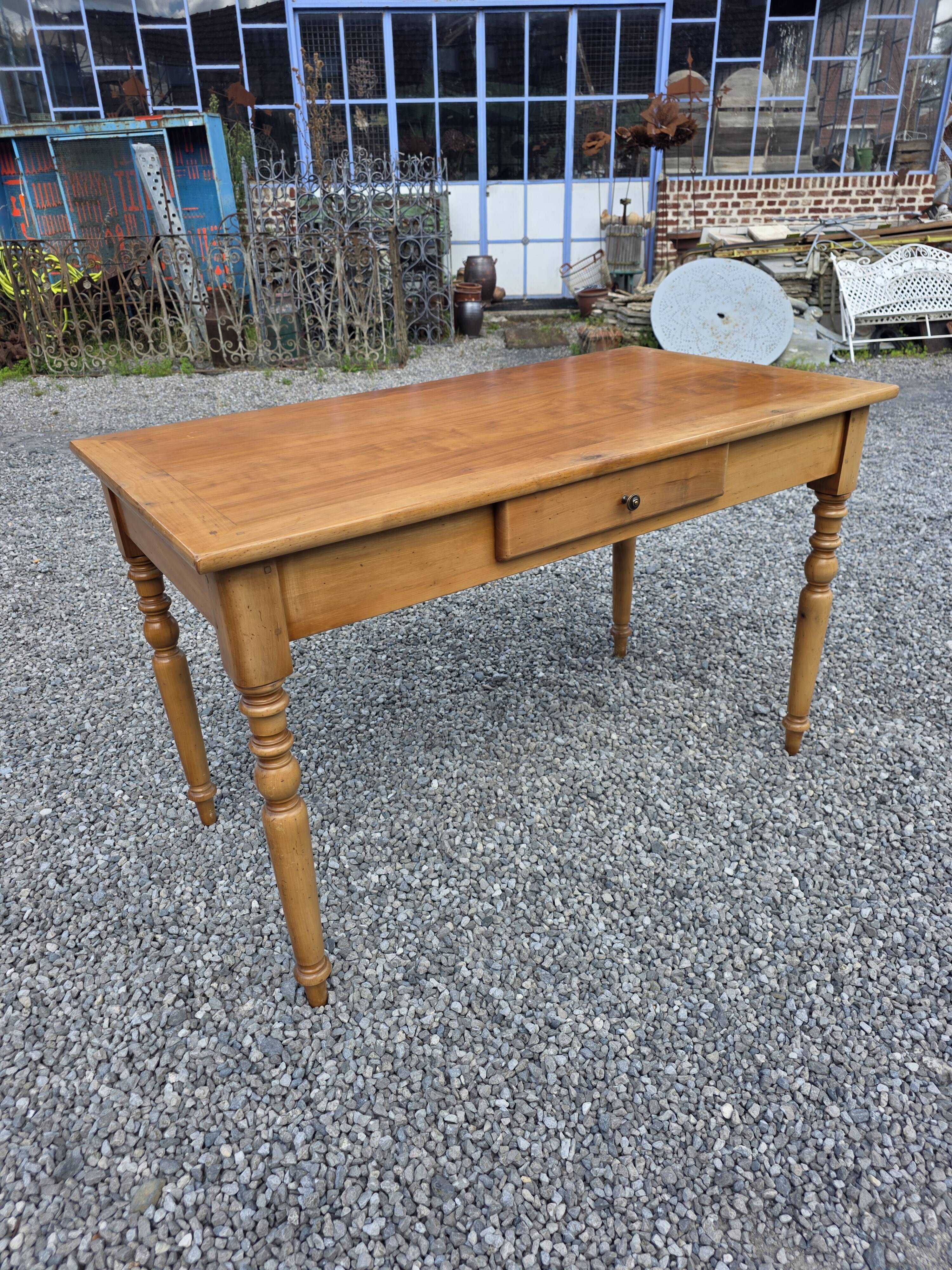 Bureau style Louis Philippe en merisier massif