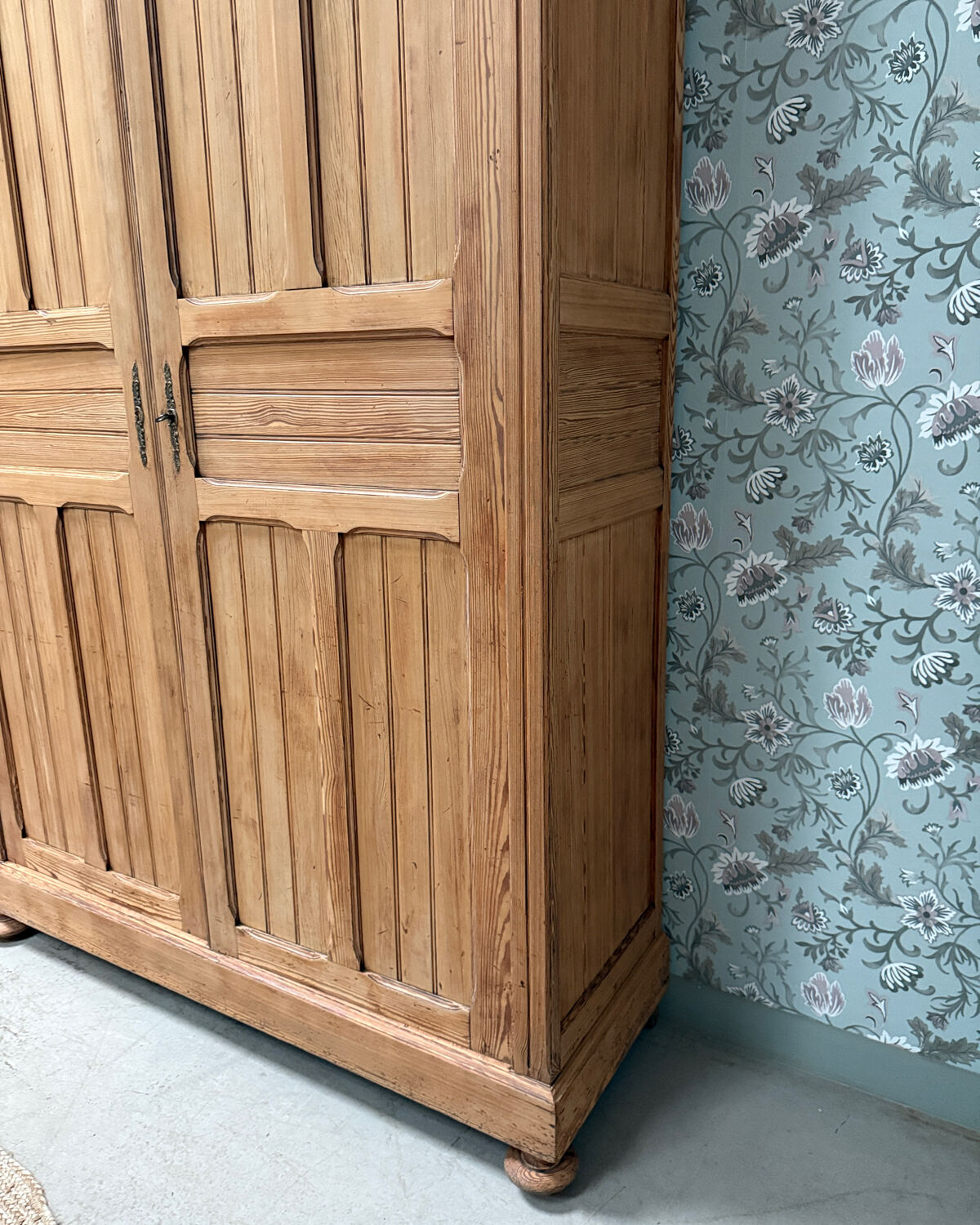 Grande armoire parisienne rénovée 